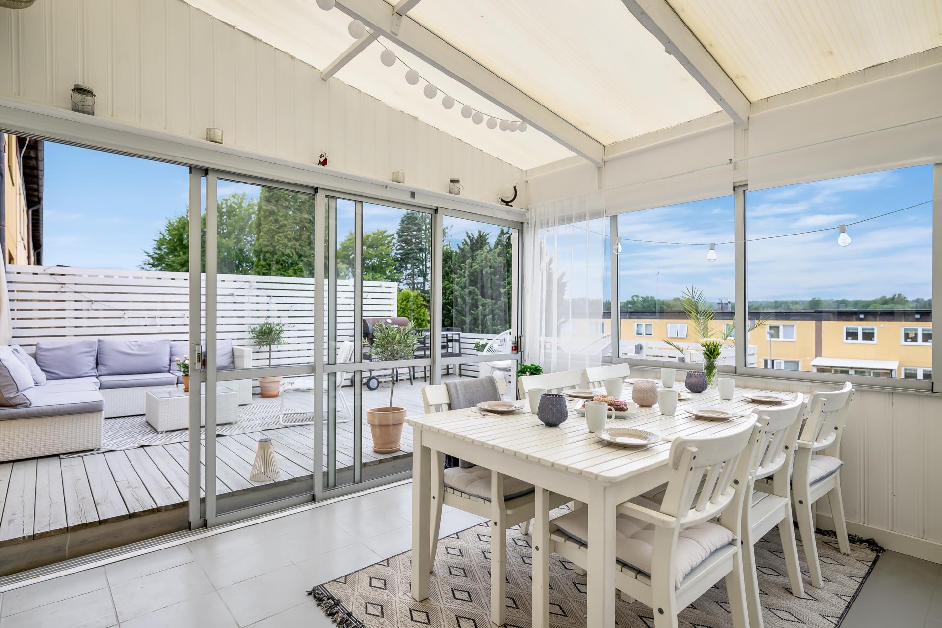 Mycket smakfullt och välplanerat radhus i barnvänligt område!!