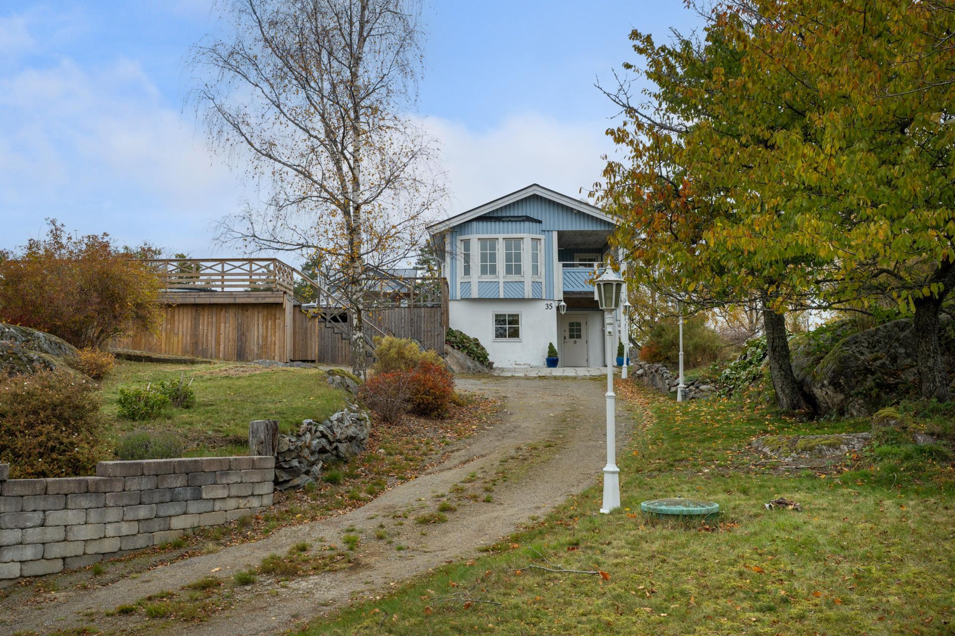 Villa i ogenerat läge med pool och utsikt utöver trädtopparna.