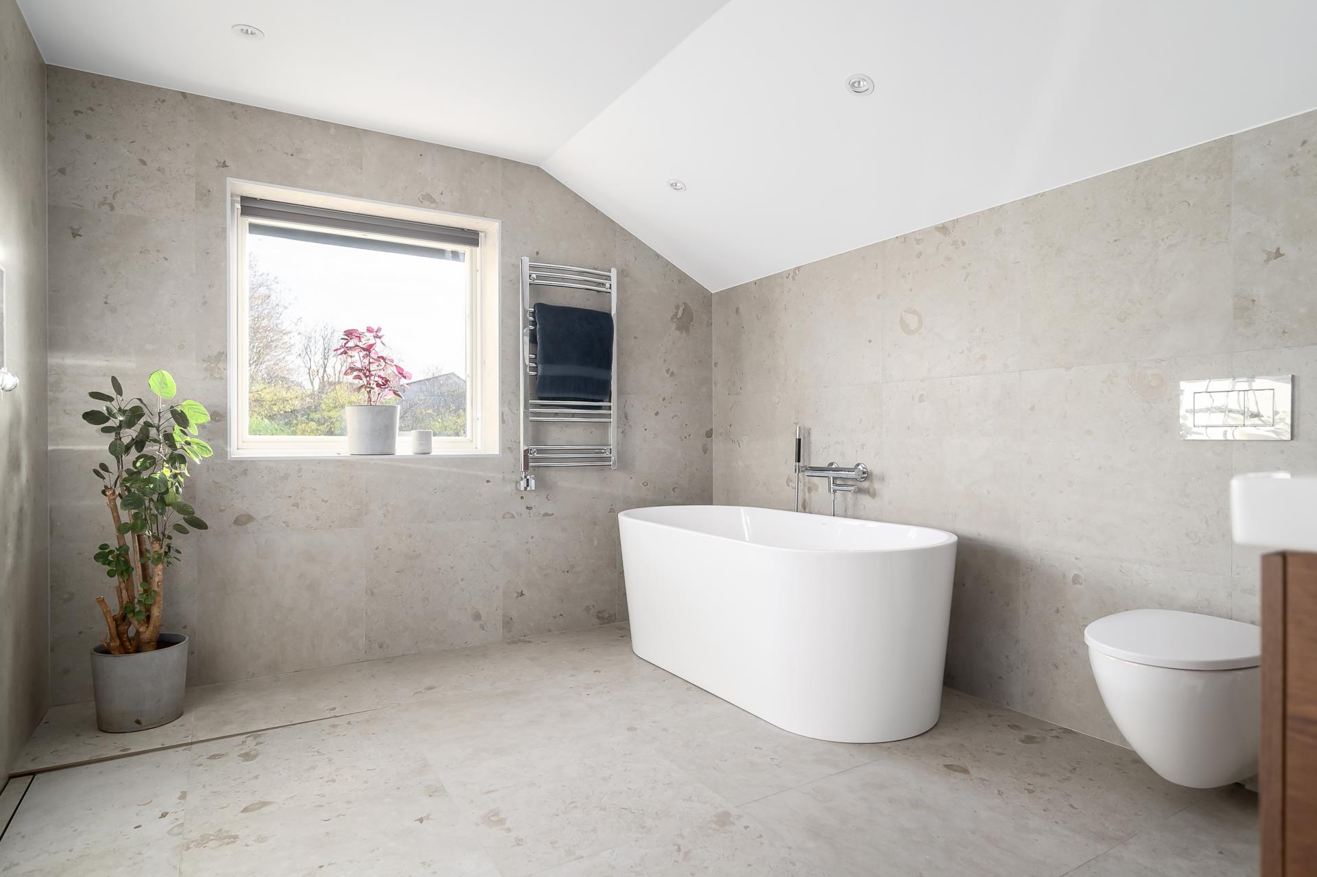 Trivsam, renoverad villa, påkostat kök, 2 badrum, dubbelgarage, laddbox, solceller, fiber, plan tomt