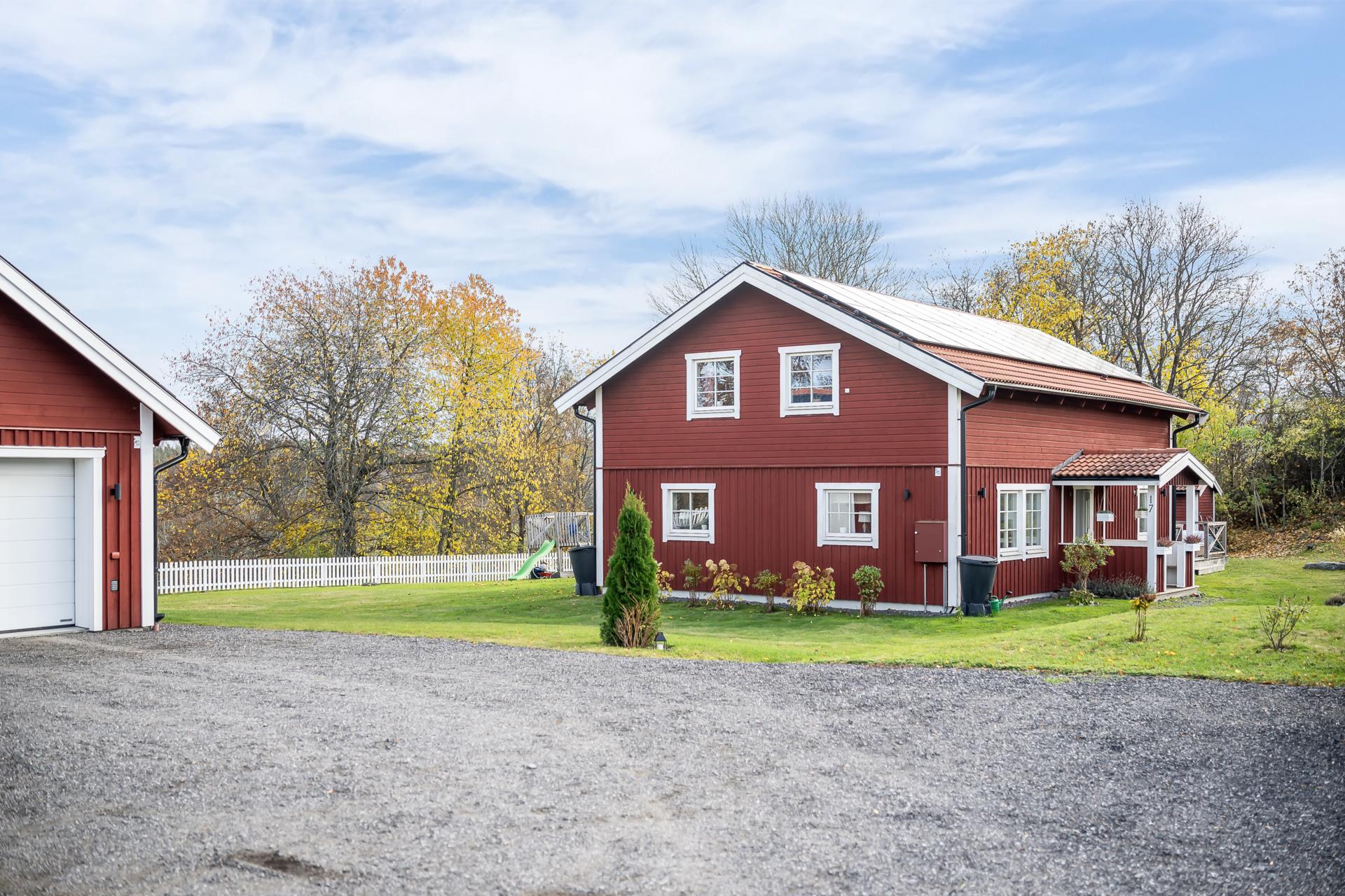 Trivsam, renoverad villa, påkostat kök, 2 badrum, dubbelgarage, laddbox, solceller, fiber, plan tomt