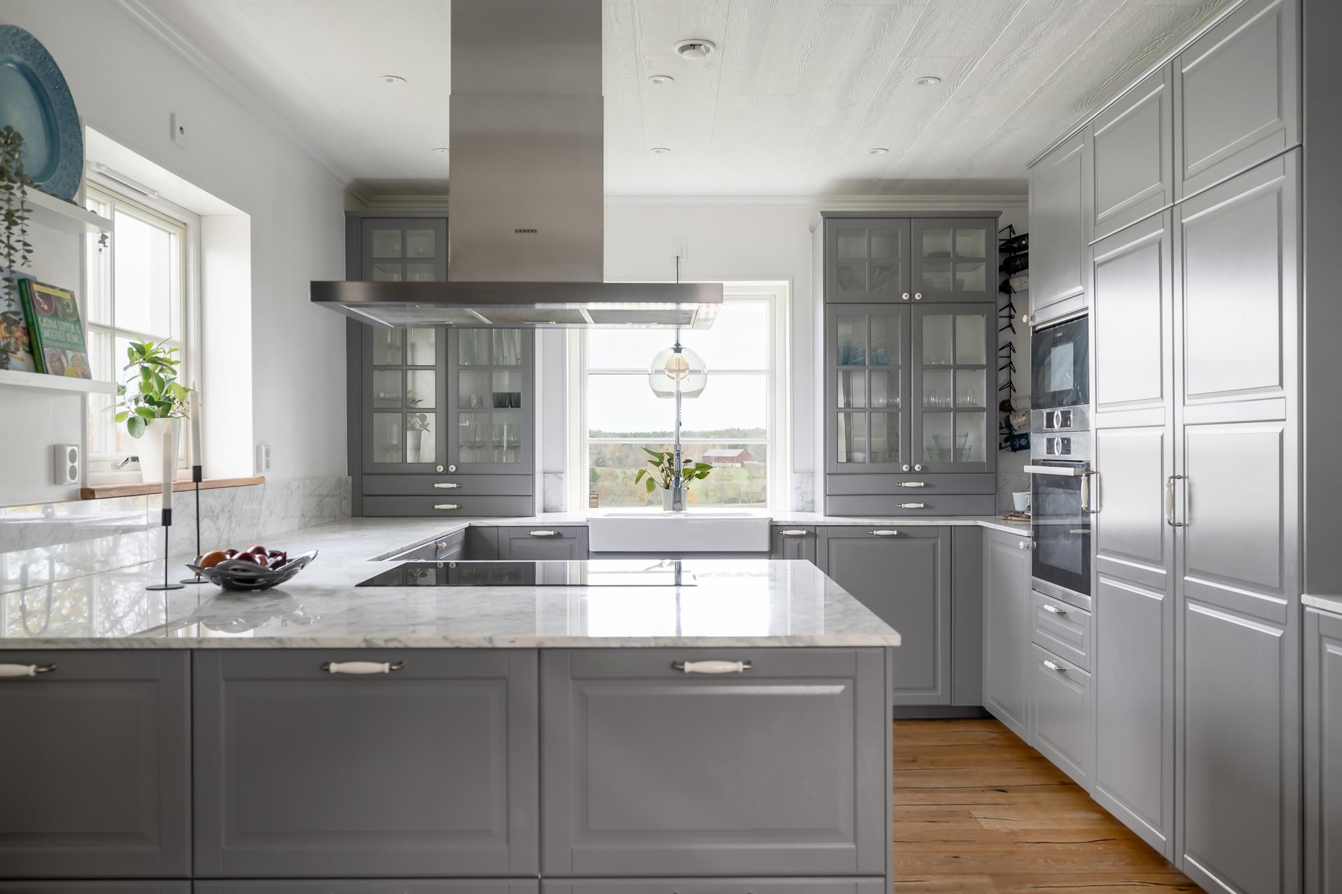 Trivsam, renoverad villa, påkostat kök, 2 badrum, dubbelgarage, laddbox, solceller, fiber, plan tomt