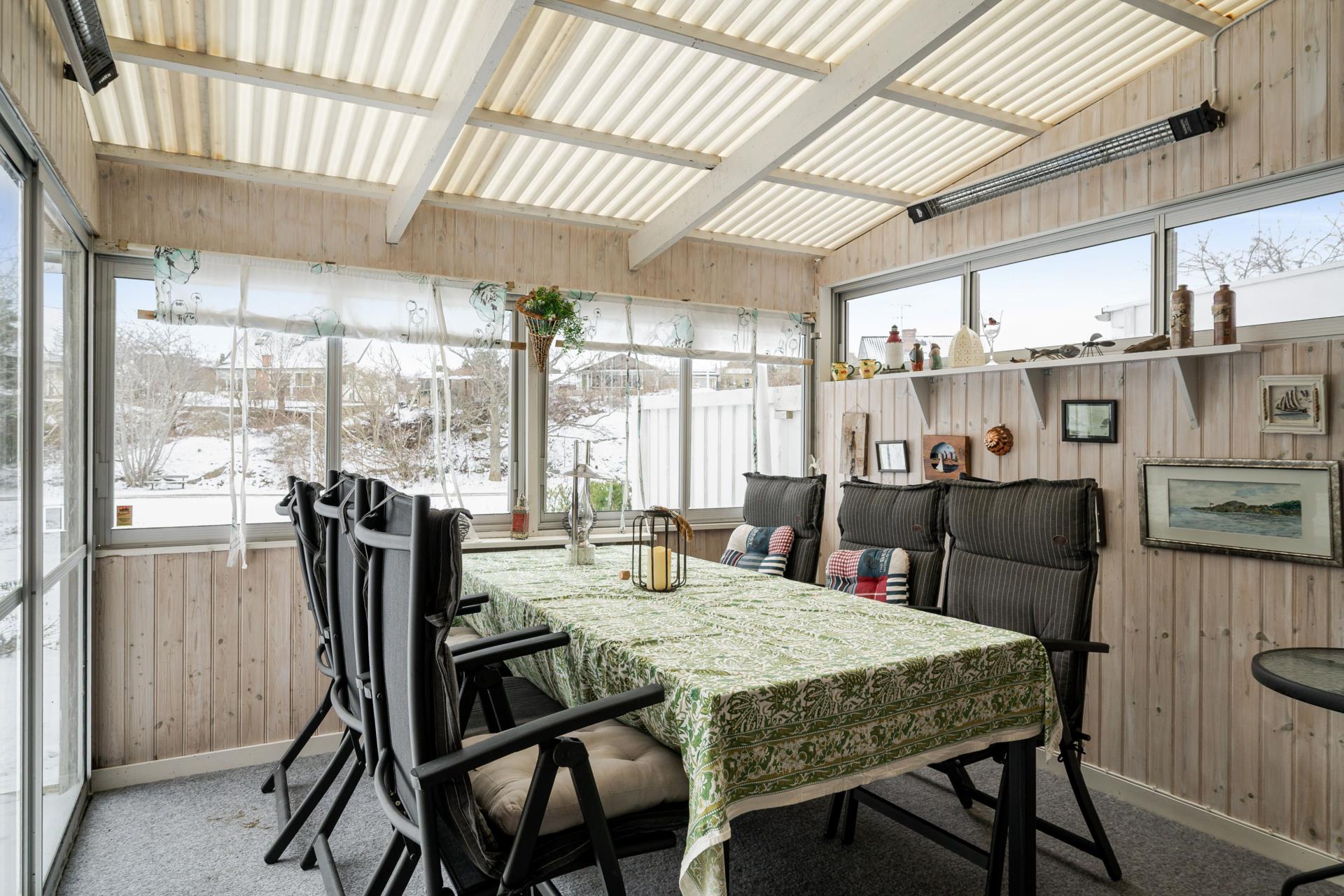 Trivsamt 3-plansradhus i populärt område! Garage i länga. Nära bad i Hamnvik.