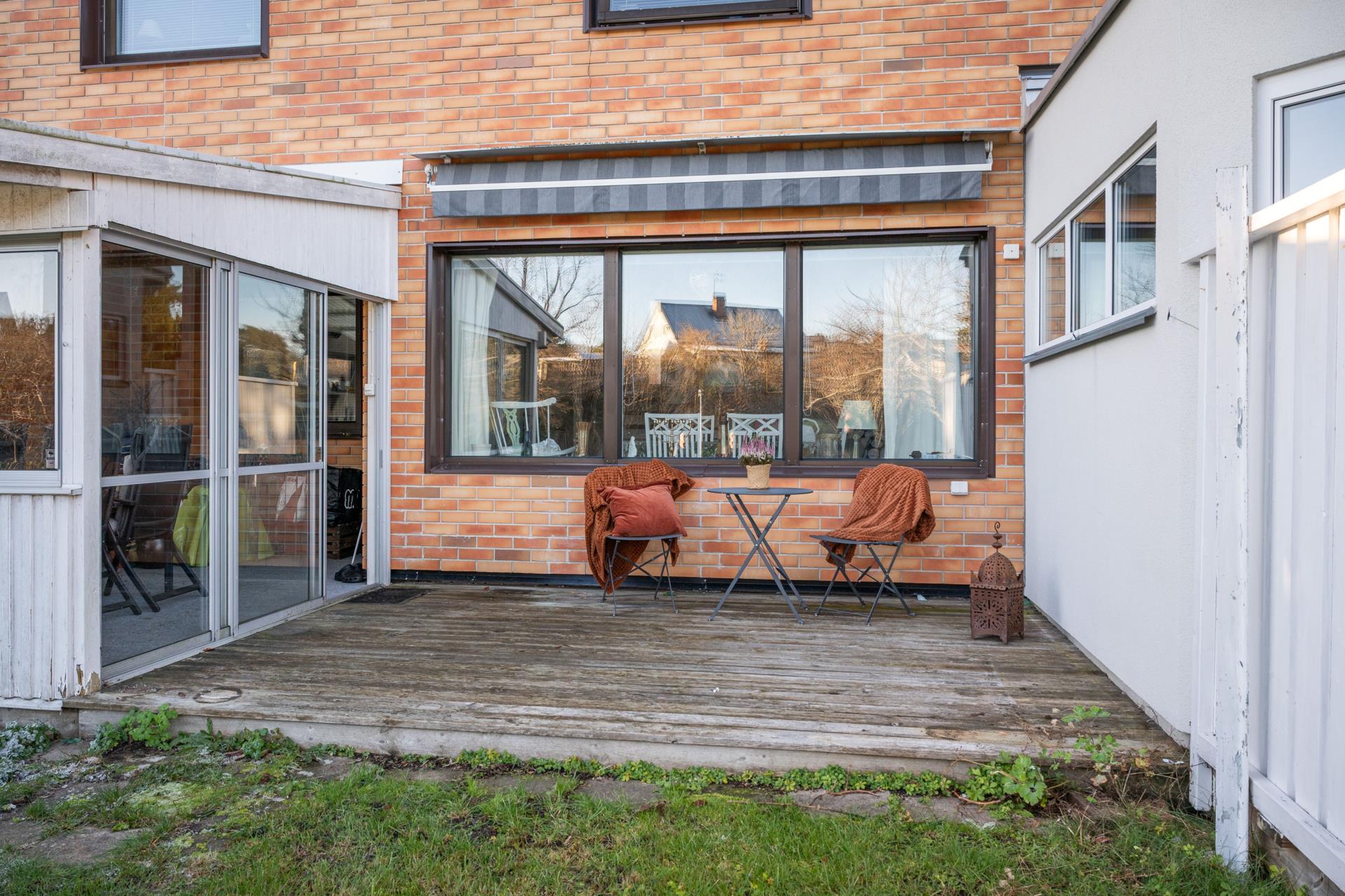 Trivsamt 3-plansradhus i populärt område! Garage i länga. Nära bad i Hamnvik.