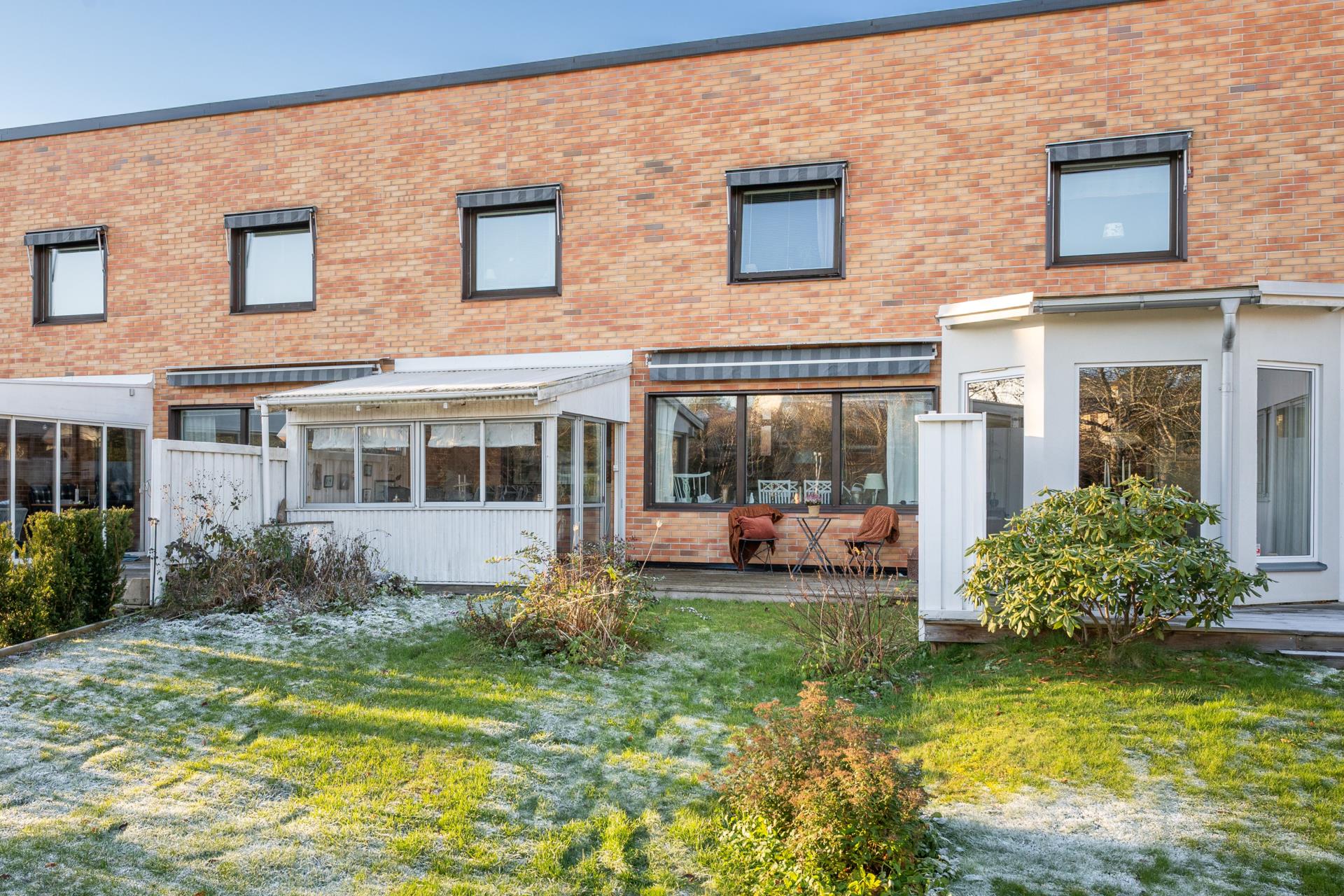 Trivsamt 3-plansradhus i populärt område! Garage i länga. Nära bad i Hamnvik.