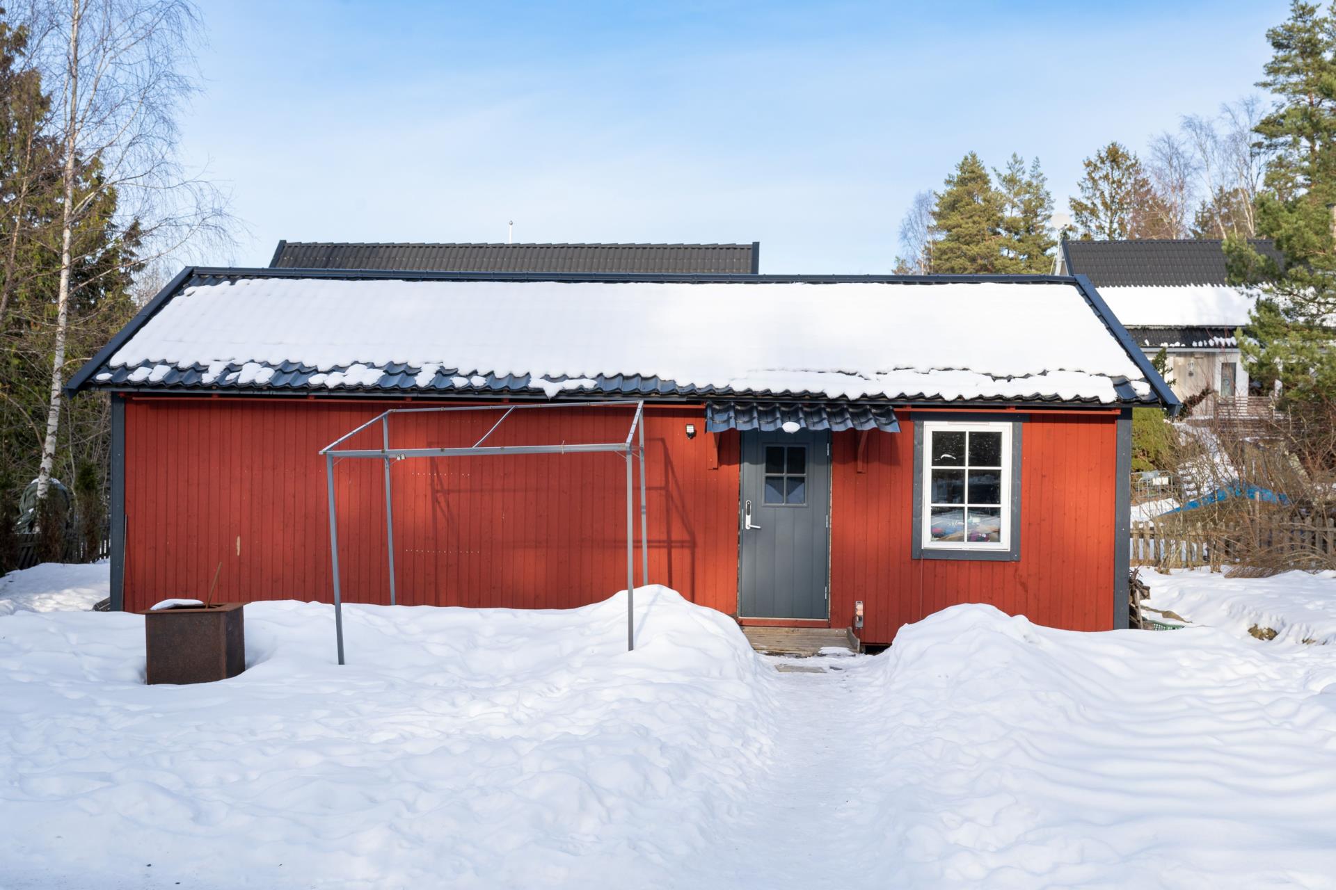Trivsamt hus, visst renoveringsbehov, kamin, oinrett uthus om ca 50 kvm. Lättskött tomt nära havet