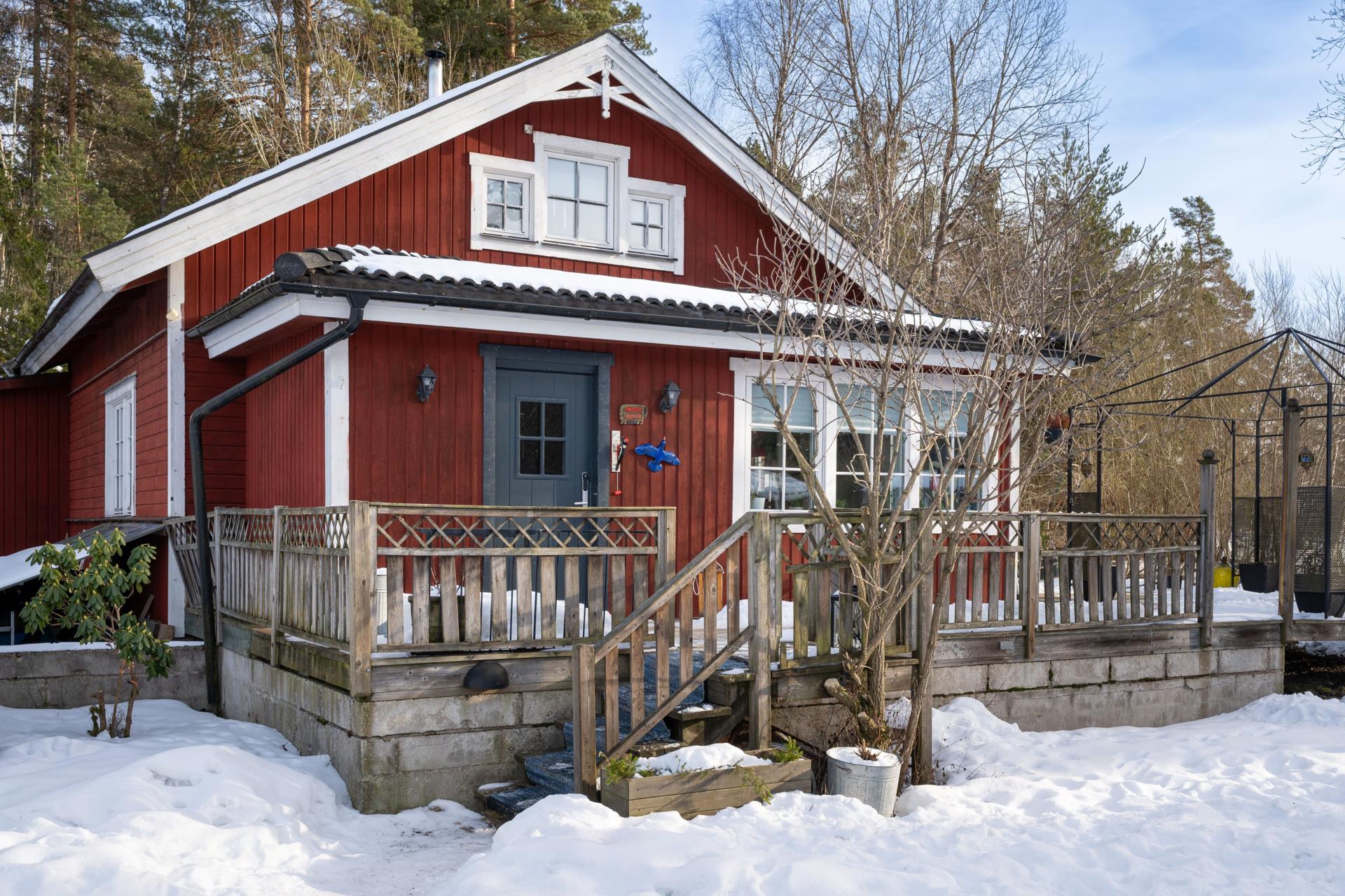 Trivsamt hus, visst renoveringsbehov, kamin, oinrett uthus om ca 50 kvm. Lättskött tomt nära havet