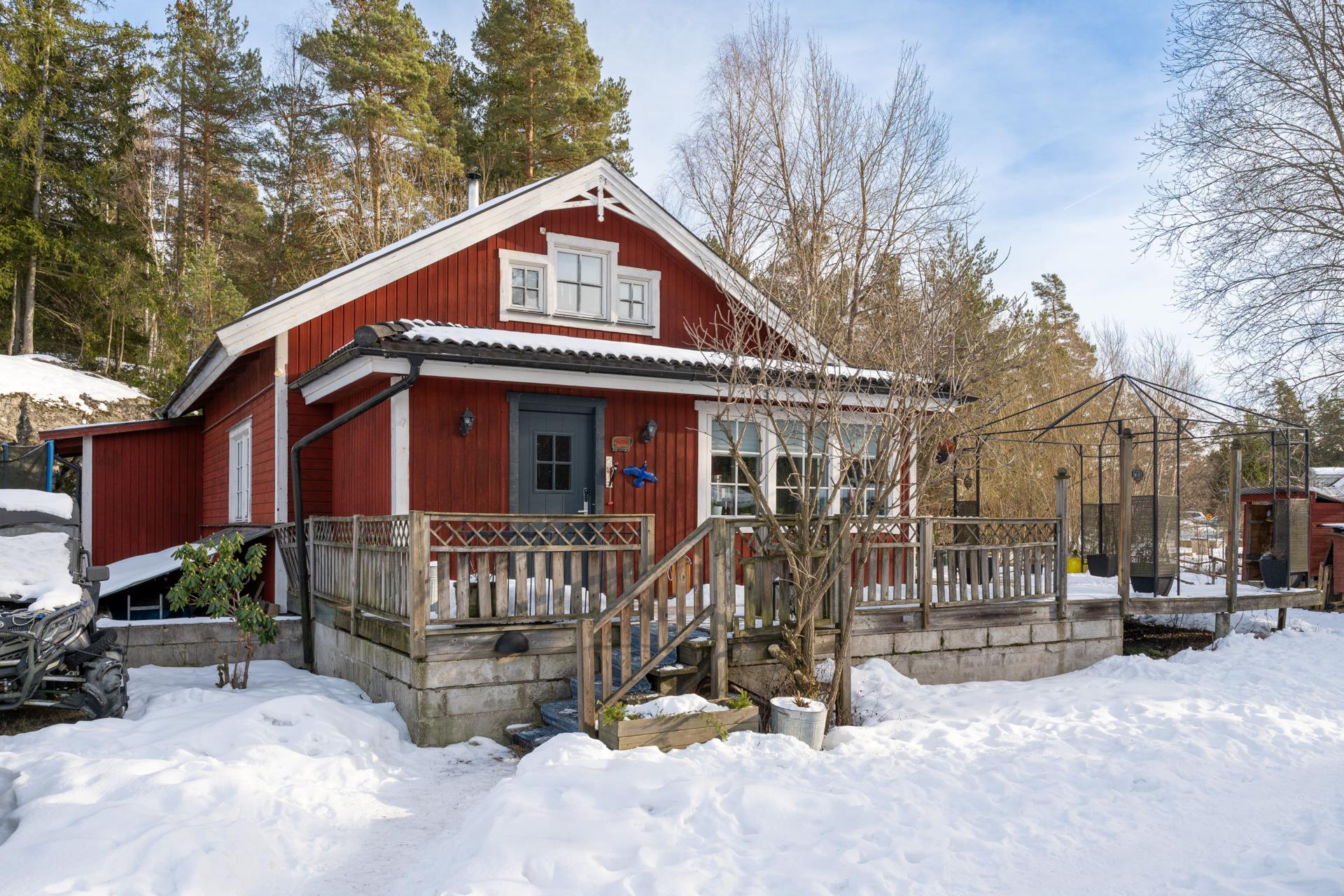 Trivsamt hus, visst renoveringsbehov, kamin, oinrett uthus om ca 50 kvm. Lättskött tomt nära havet