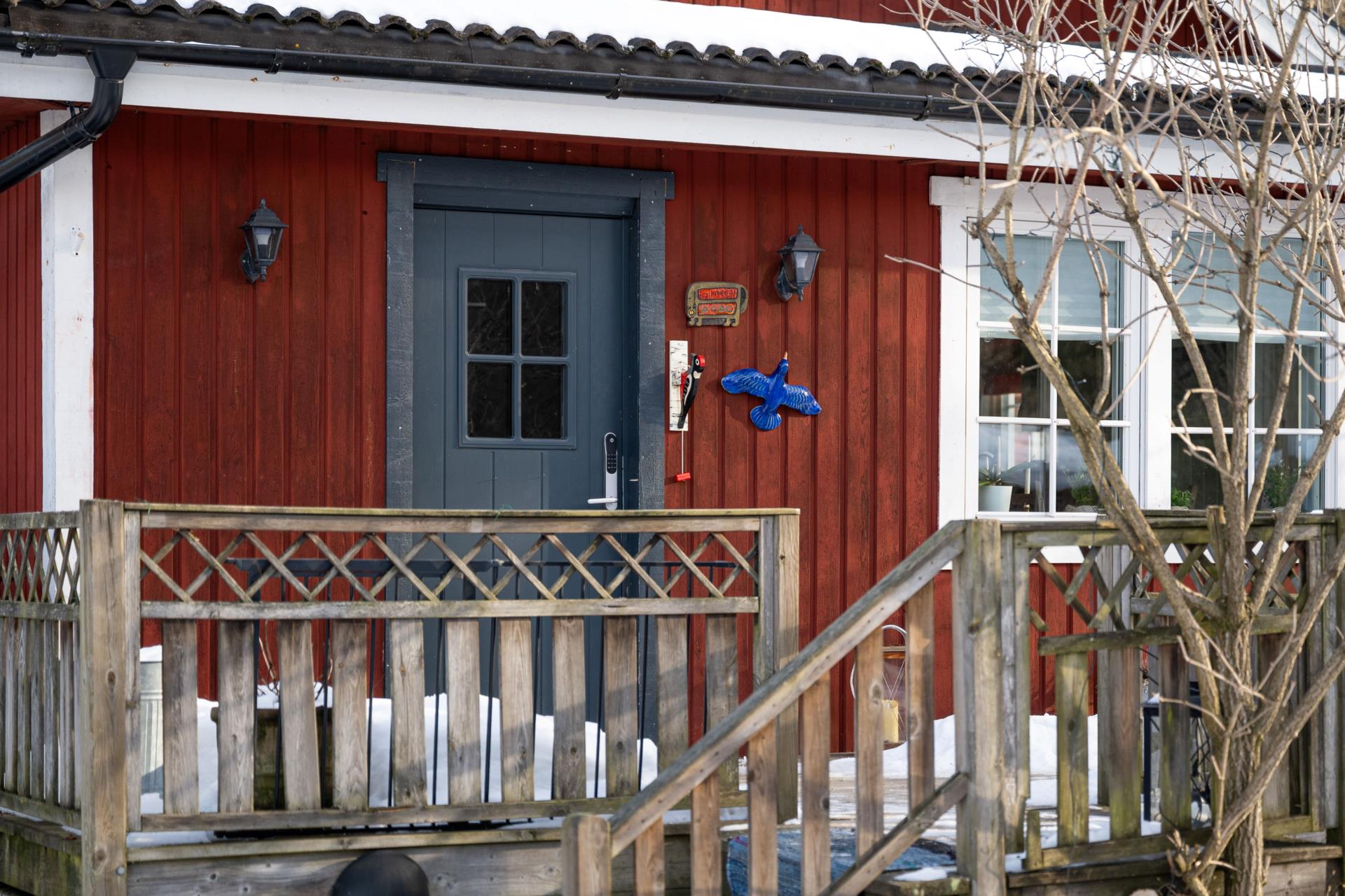 Trivsamt hus, visst renoveringsbehov, kamin, oinrett uthus om ca 50 kvm. Lättskött tomt nära havet