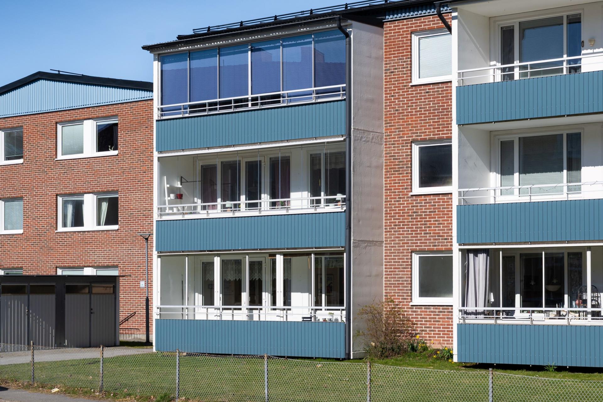 Välplanerad gaveltrea med inglasad balkong i soligt sydvästläge