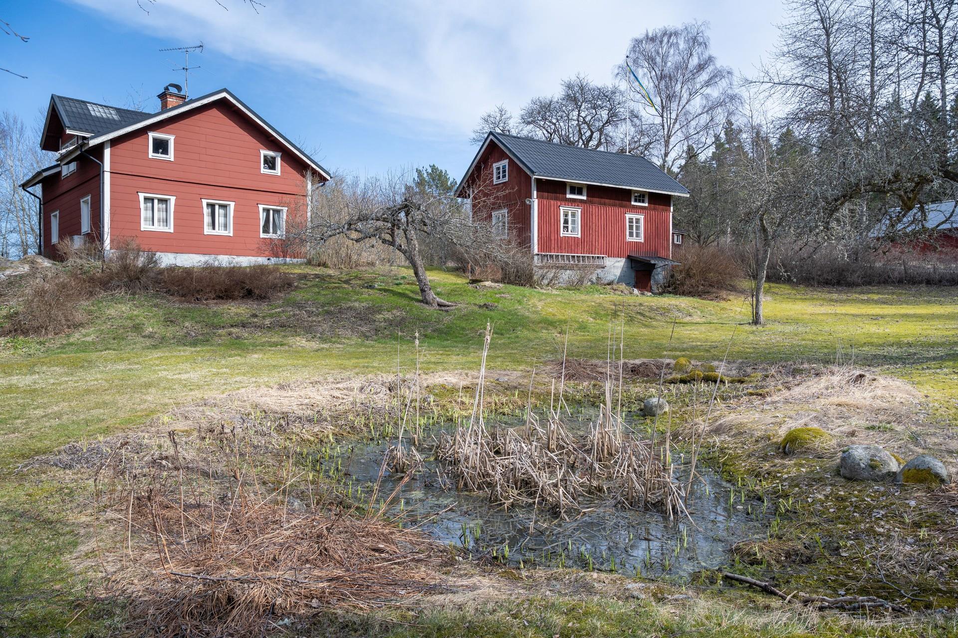 Vackert, högt och ljust läge med utsikt över öppna landskap.