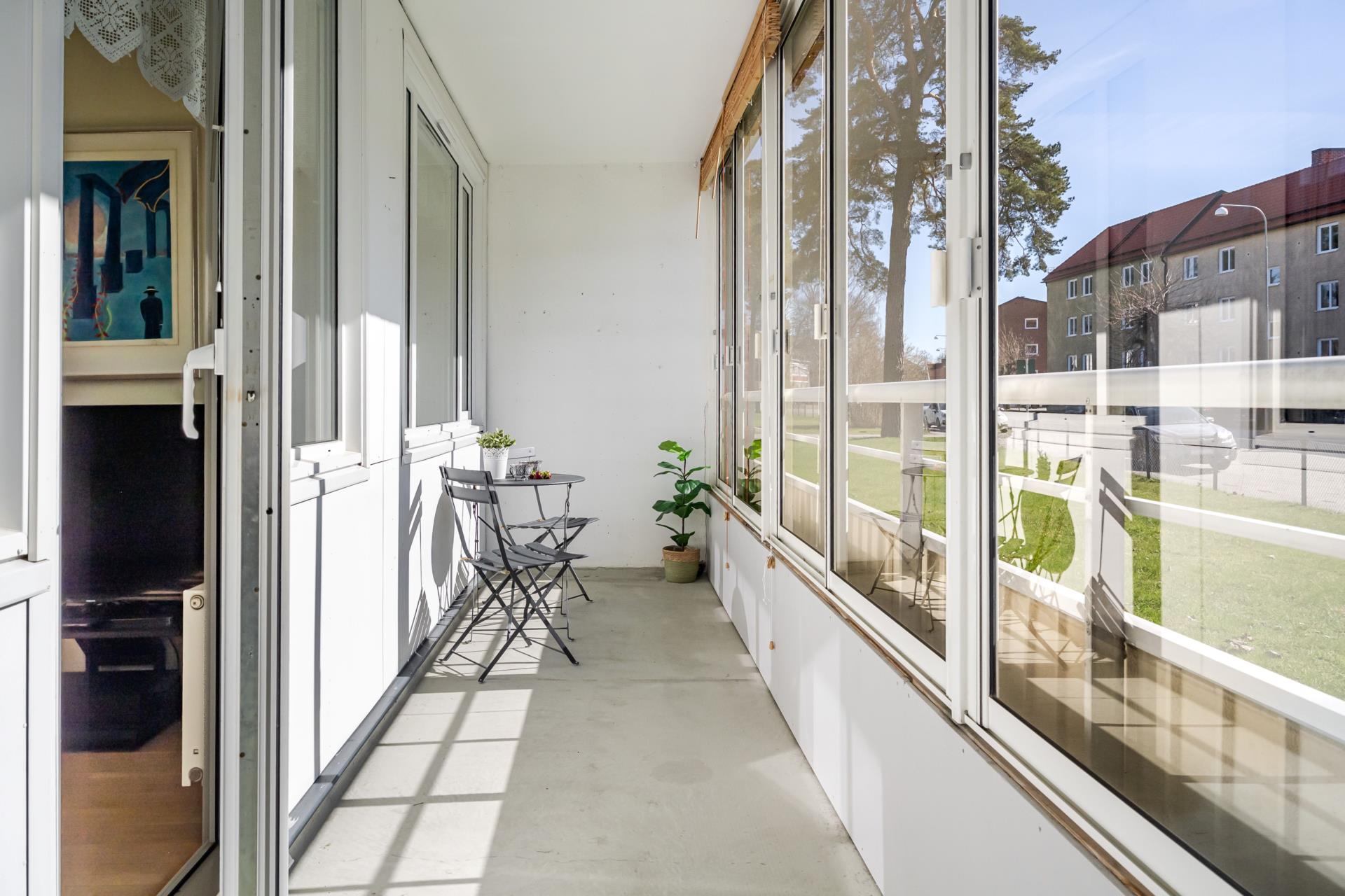 Välplanerad gaveltrea med inglasad balkong i soligt sydvästläge