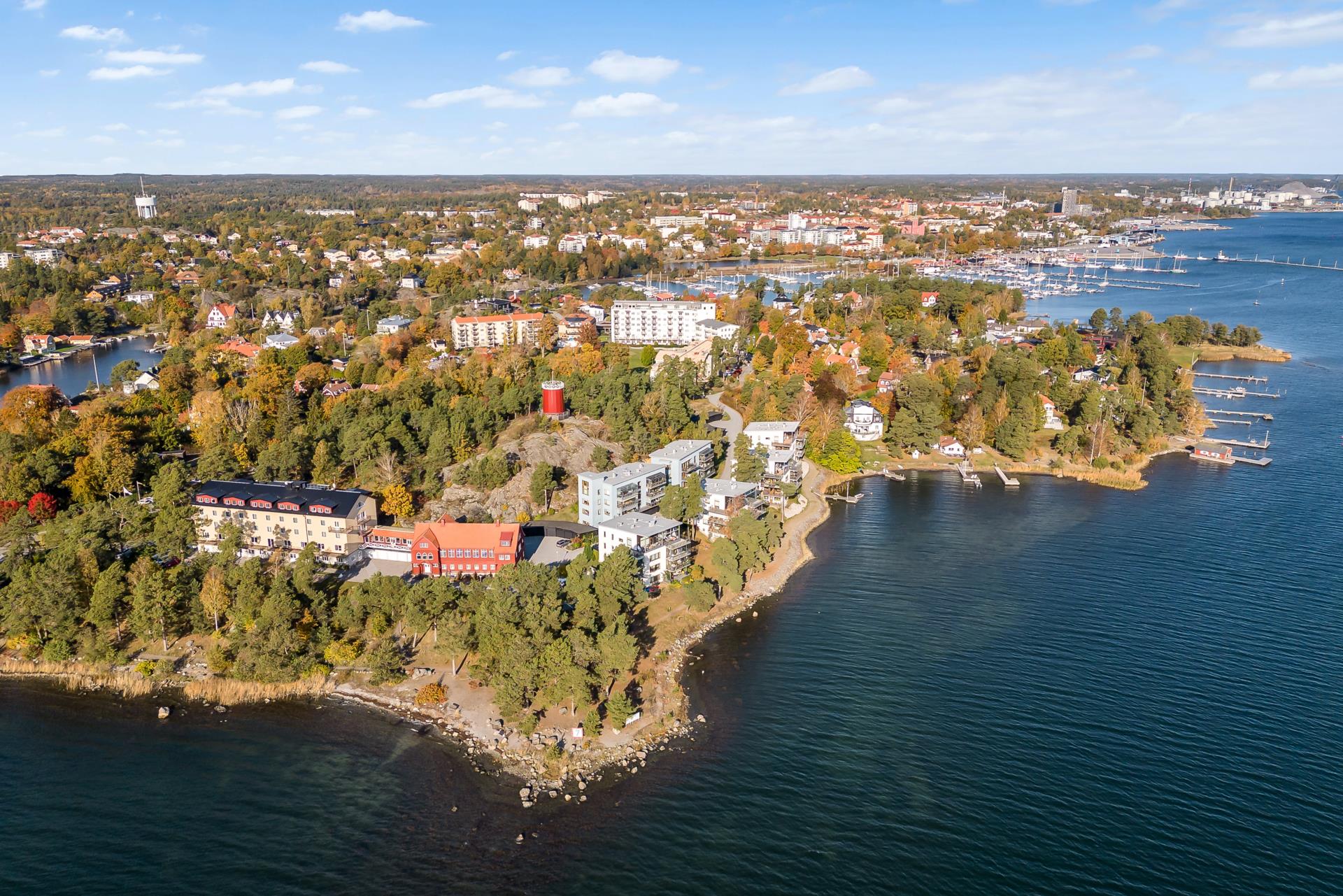 3:a på Trehörningen, havsutsikt, renoveringsbehov, två balkonger och garage i huset!