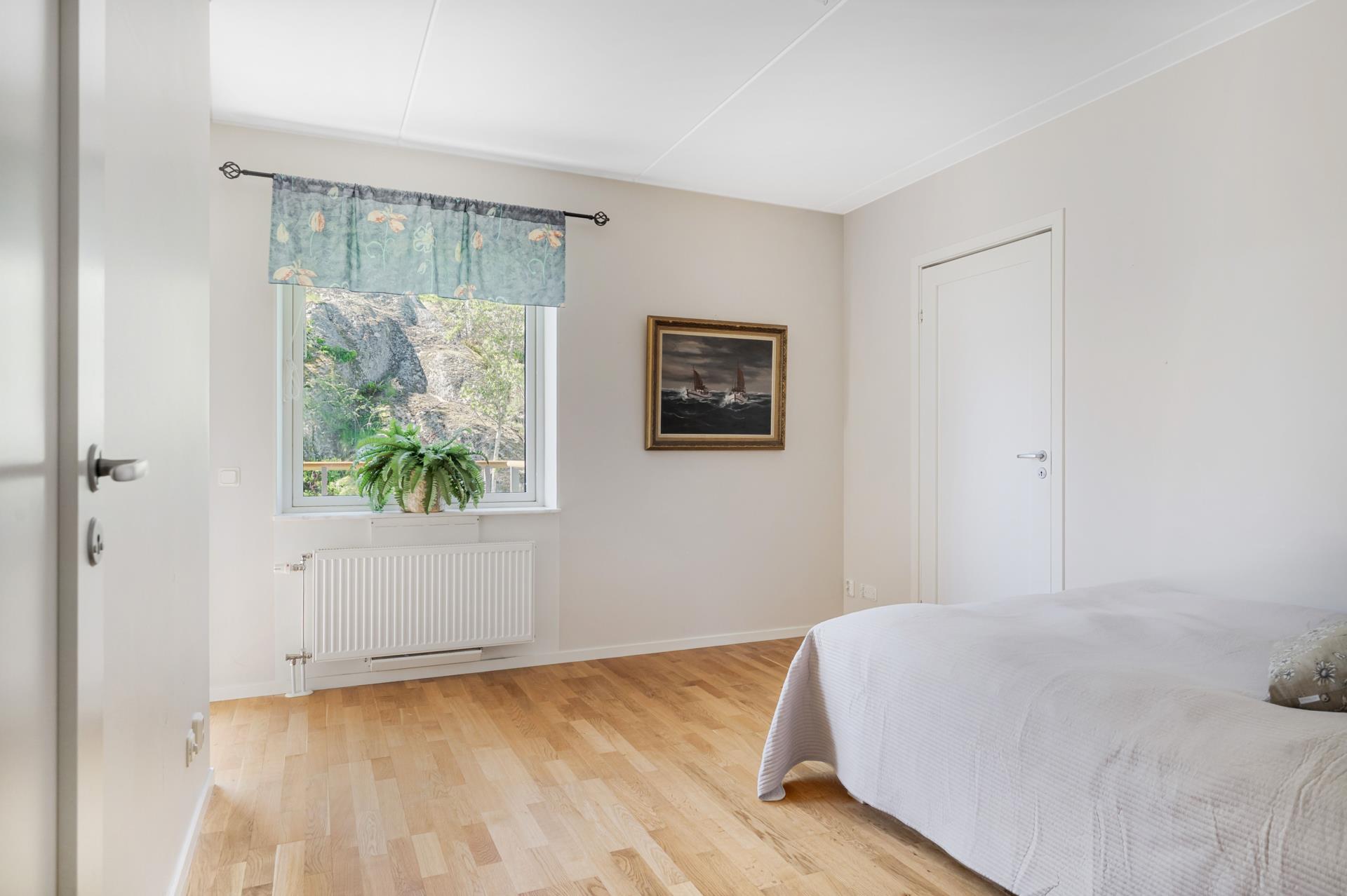 3:a på Trehörningen, havsutsikt, renoveringsbehov, två balkonger och varmgarage i huset!