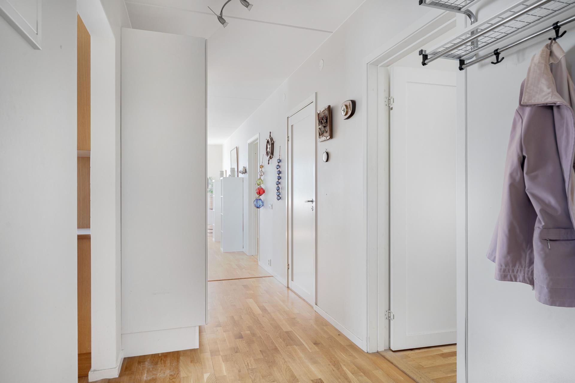 3:a på Trehörningen, havsutsikt, renoveringsbehov, två balkonger och garage i huset!
