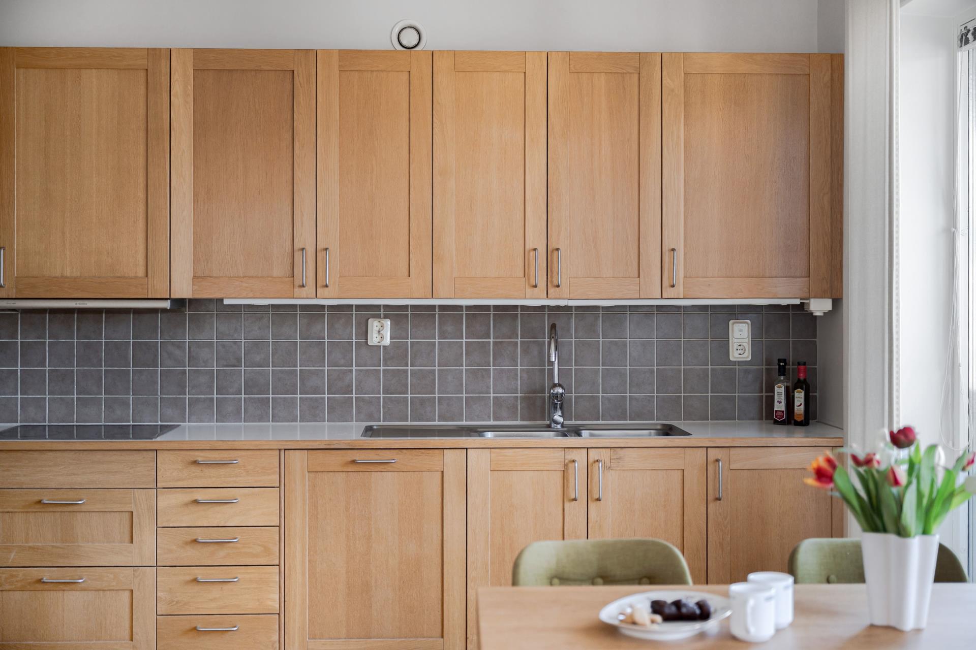 3:a på Trehörningen, havsutsikt, renoveringsbehov, två balkonger och varmgarage i huset!
