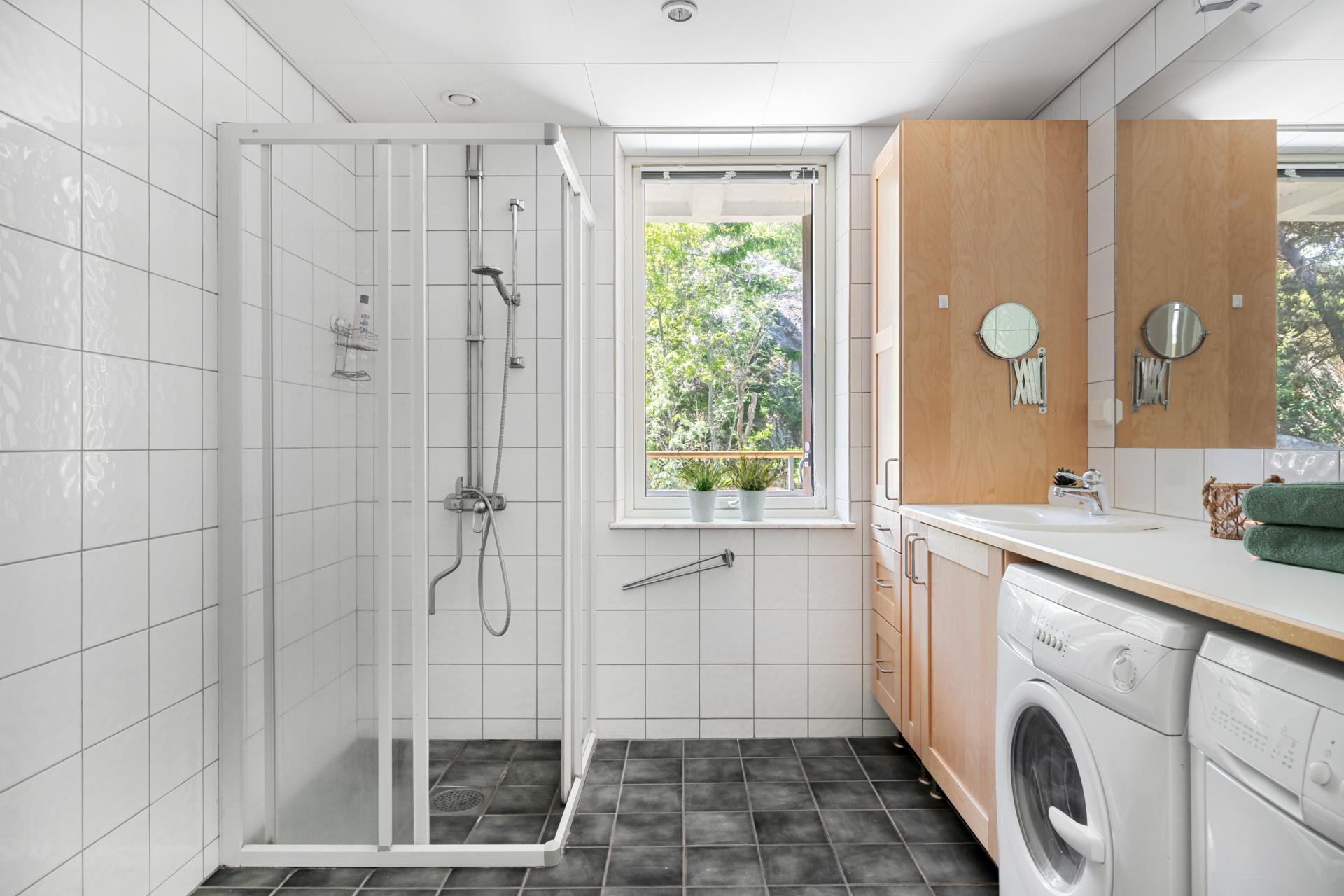 3:a på Trehörningen, havsutsikt, renoveringsbehov, två balkonger och varmgarage i huset!
