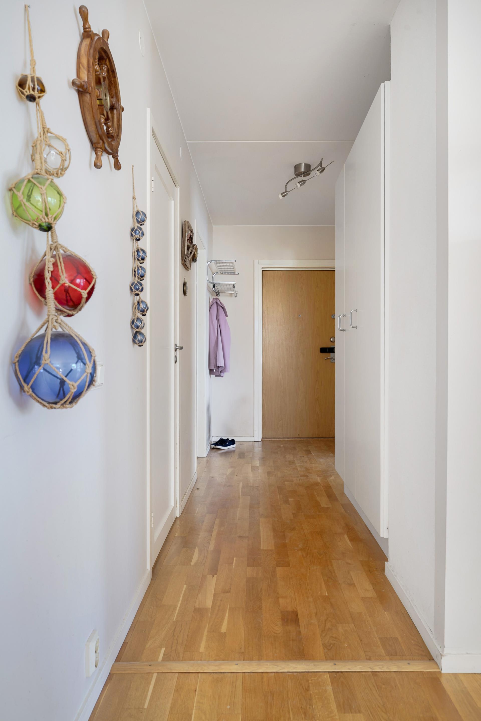 3:a på Trehörningen, havsutsikt, renoveringsbehov, två balkonger och garage i huset!