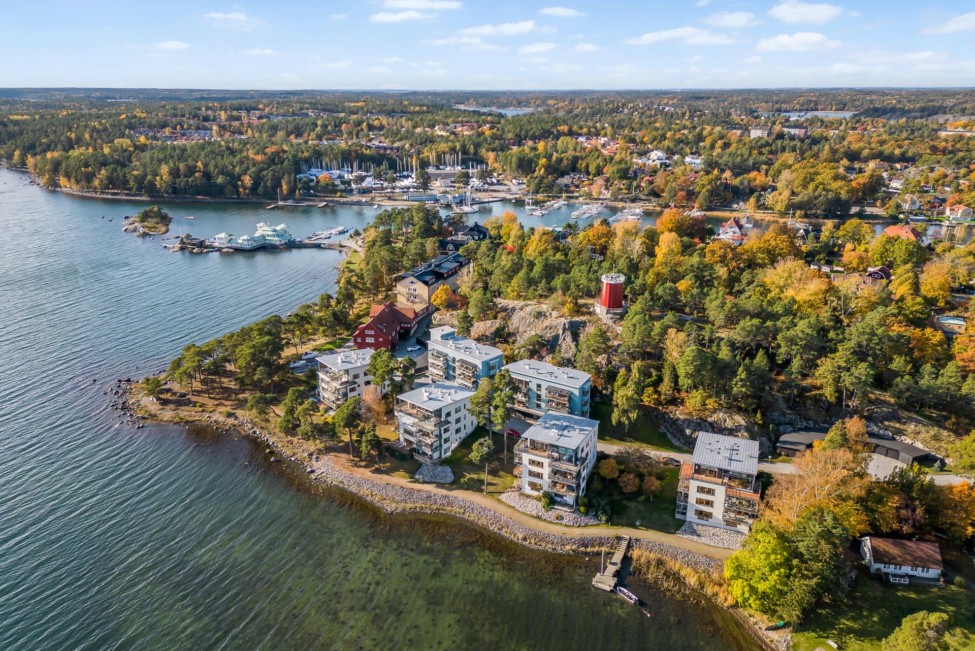 3:a på Trehörningen, havsutsikt, renoveringsbehov, två balkonger och garage i huset!