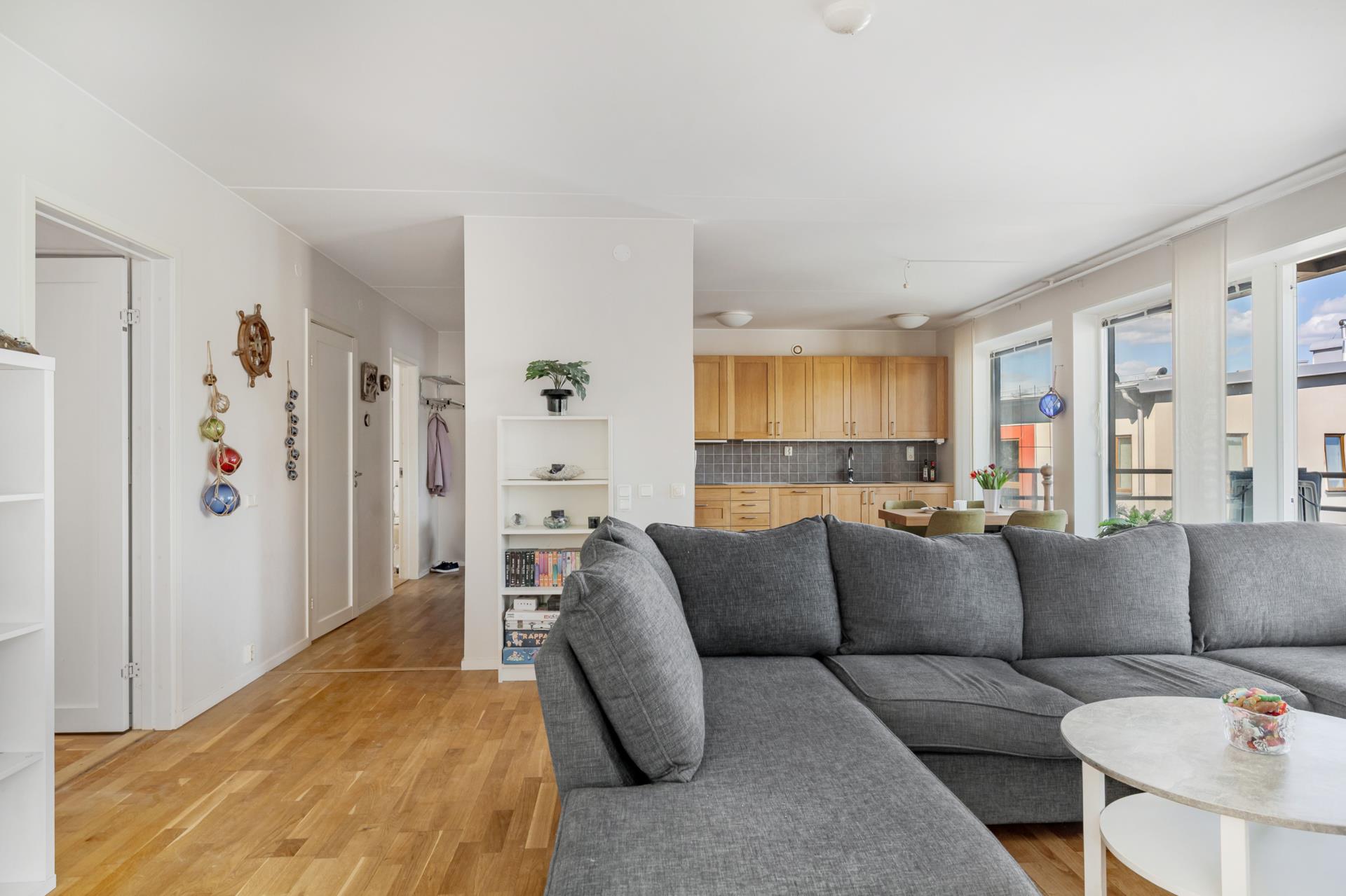 3:a på Trehörningen, havsutsikt, renoveringsbehov, två balkonger och varmgarage i huset!