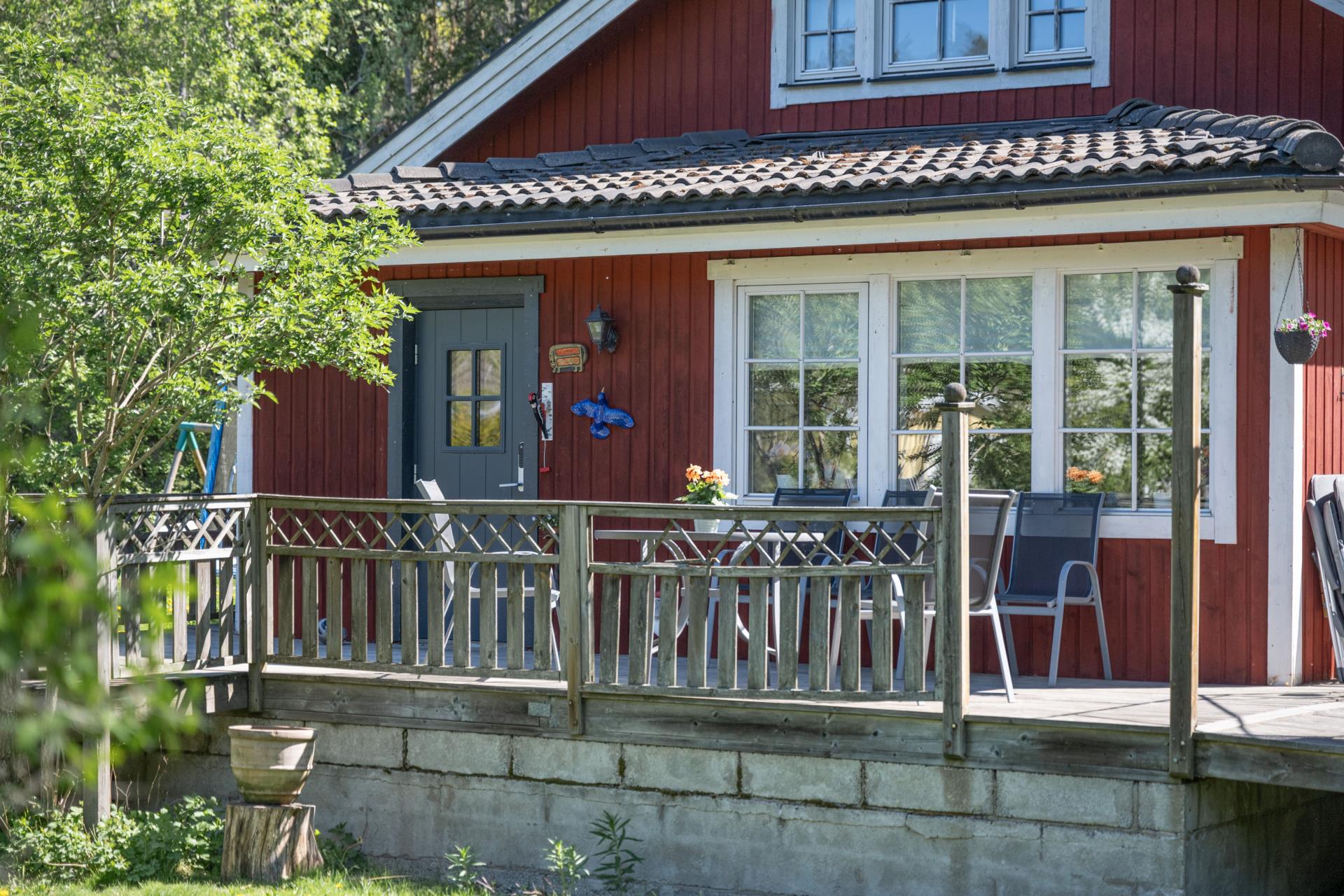 Trivsamt hus, visst renoveringsbehov, kamin, oinrett uthus om ca 50 kvm. Lättskött tomt nära havet
