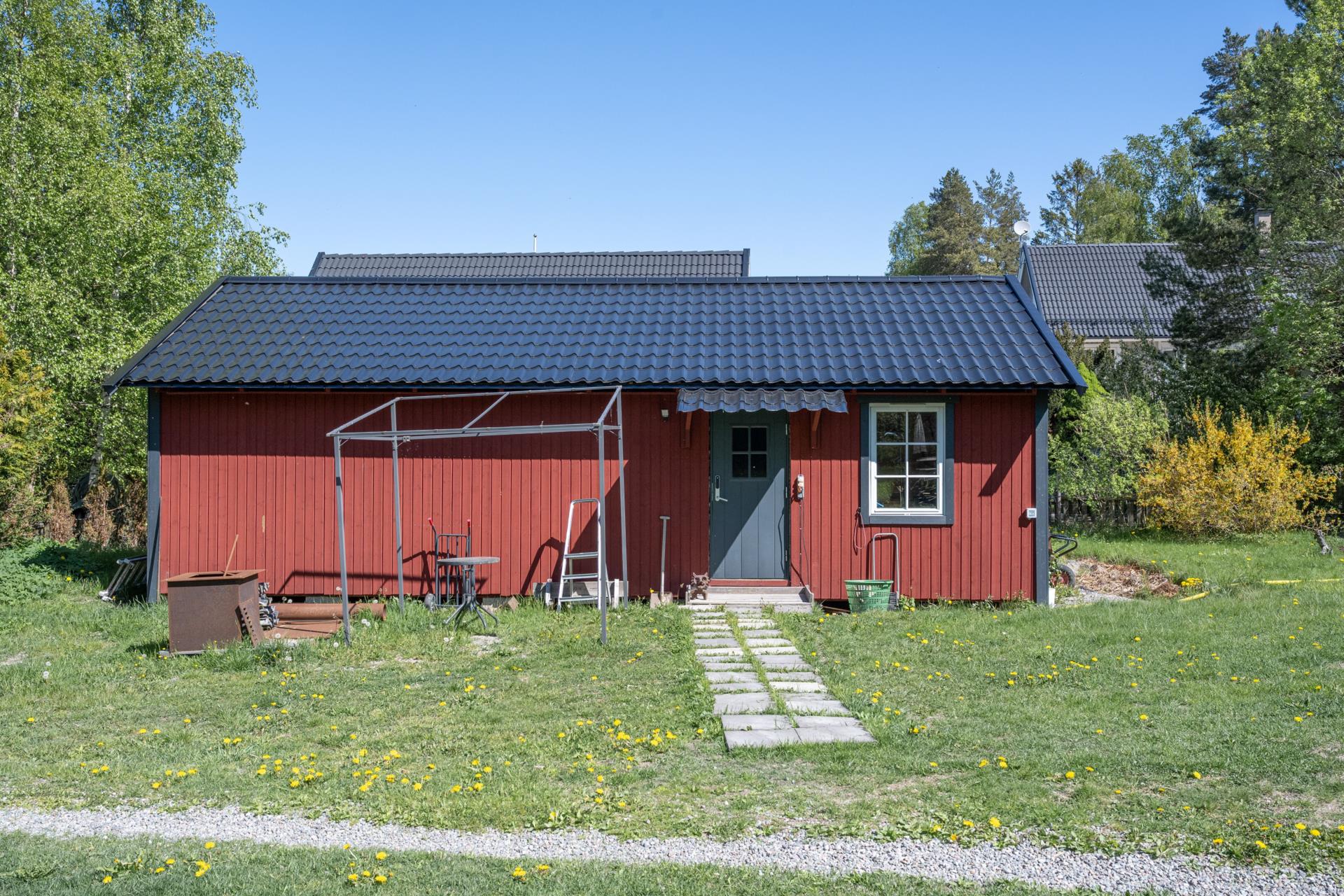 Trivsamt hus, visst renoveringsbehov, kamin, oinrett uthus om ca 50 kvm. Lättskött tomt nära havet
