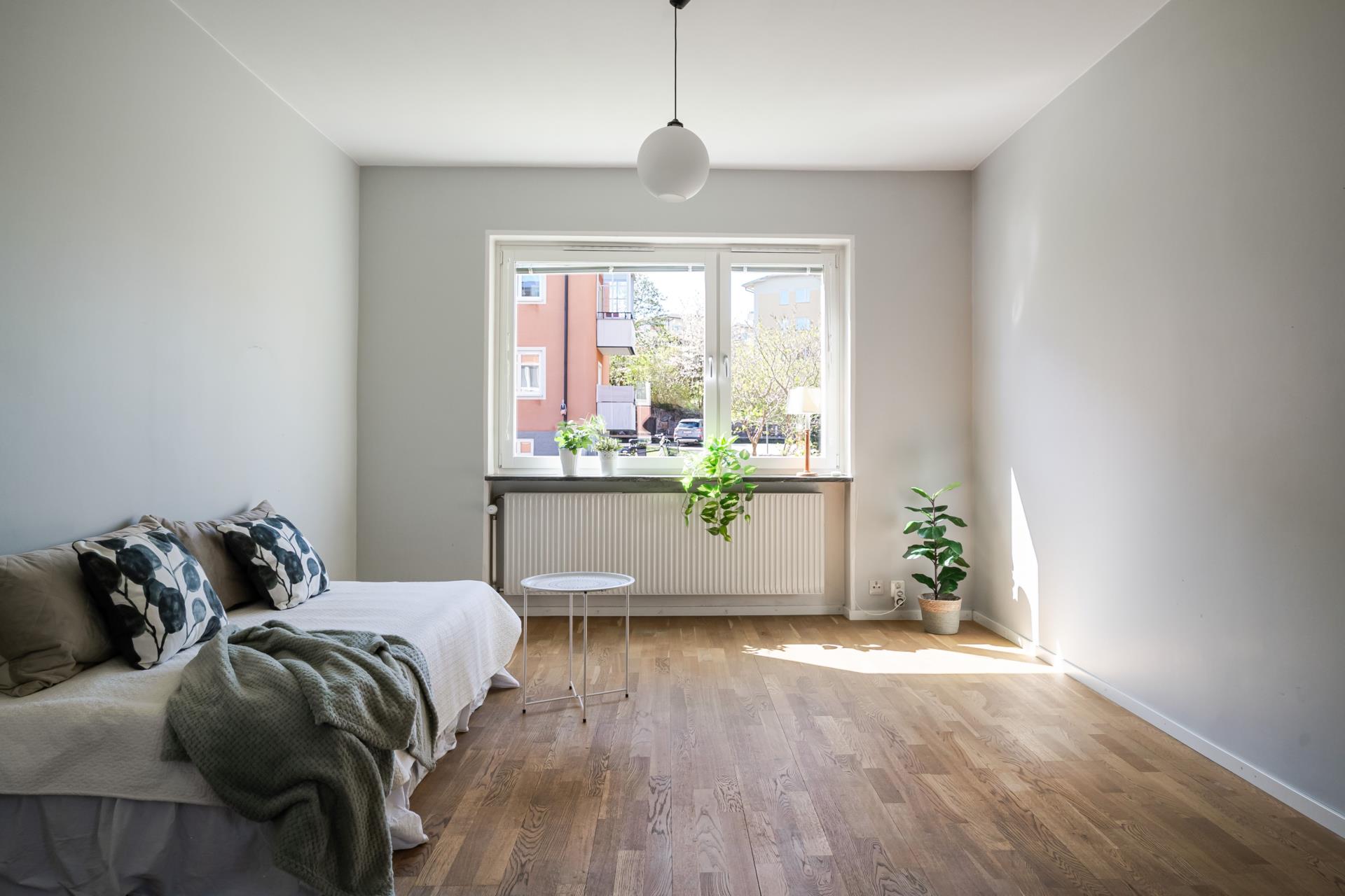 Välplanerad lägenhet med balkong, rymliga ytor! Renovera/byt parkettgolven och sätt din egen prägel!