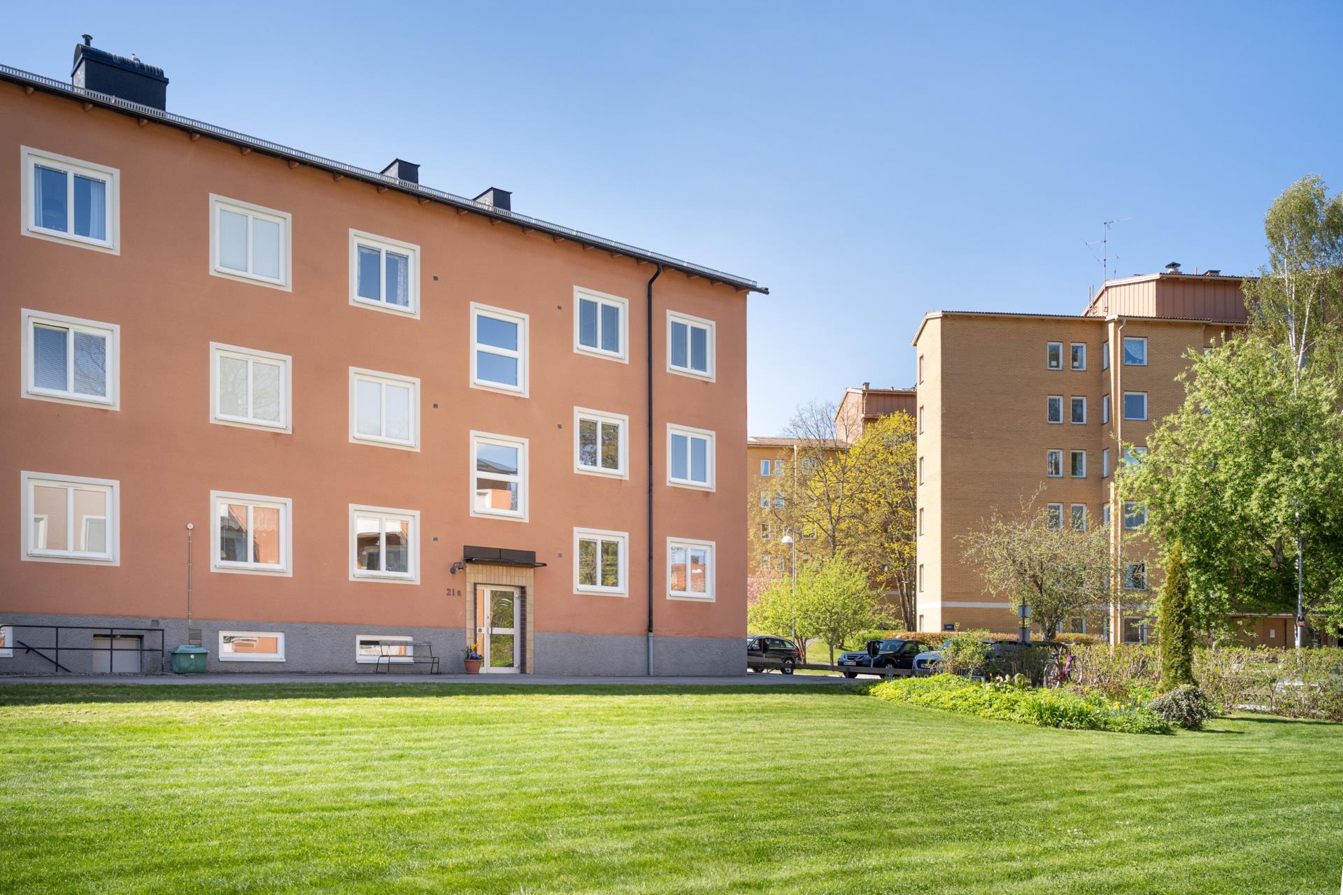 Välplanerad lägenhet med balkong, rymliga ytor! Renovera/byt parkettgolven och sätt din egen prägel!