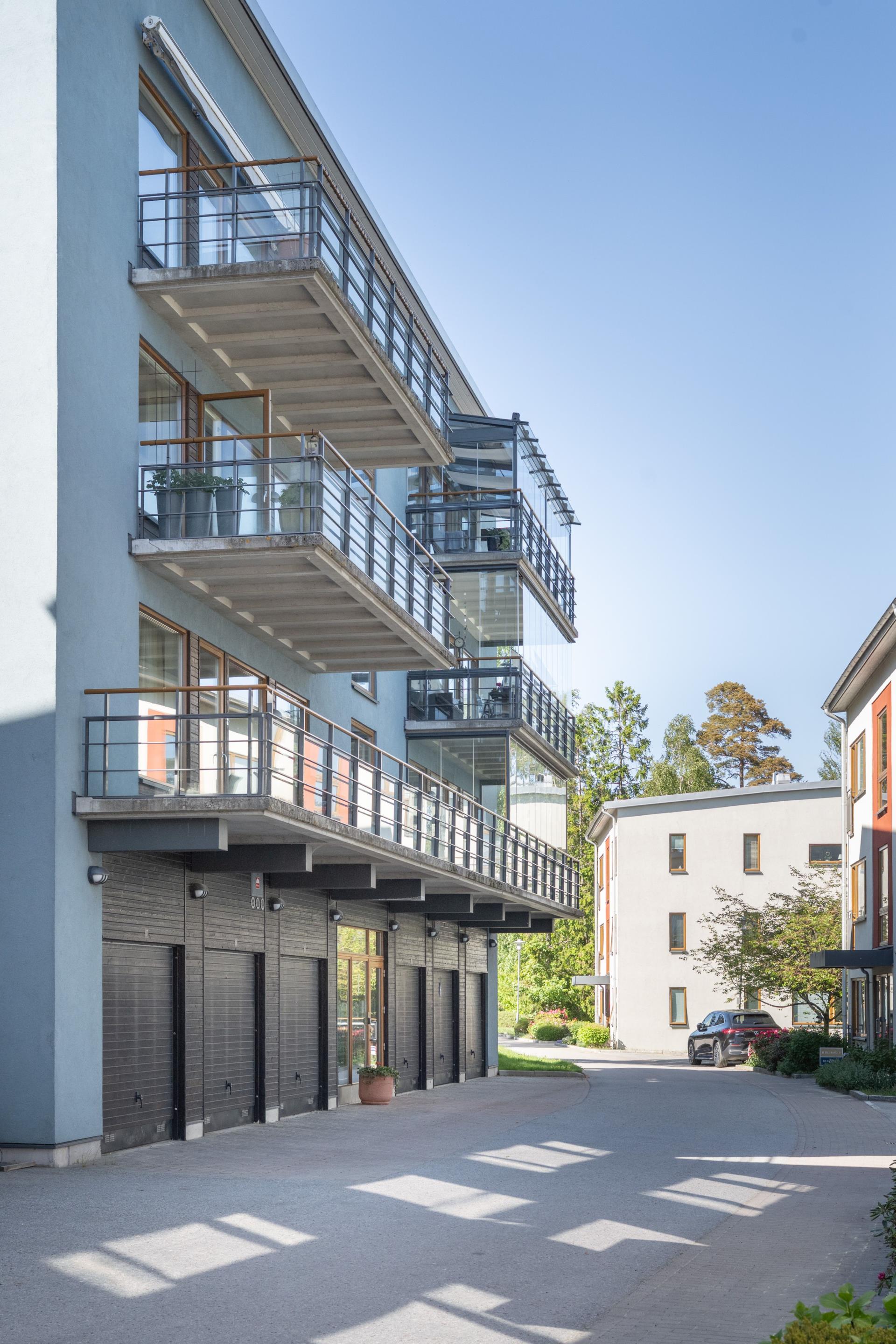 3:a på Trehörningen, havsutsikt, renoveringsbehov, två balkonger och garage i huset!