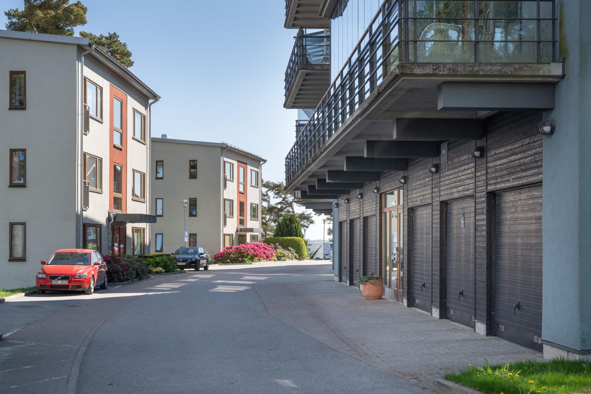 3:a på Trehörningen, havsutsikt, renoveringsbehov, två balkonger och garage i huset!