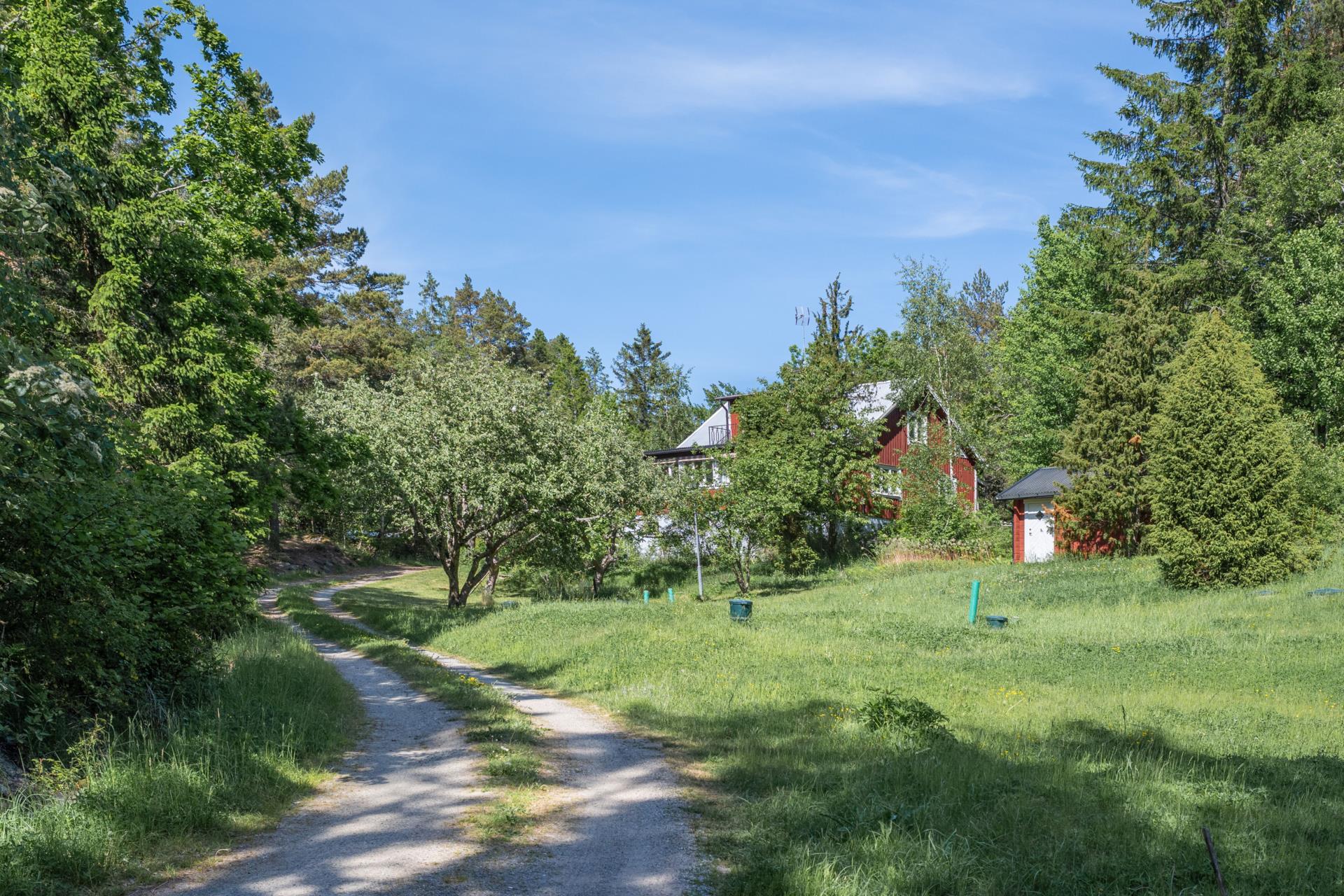 Trivsamt hus med stor tomt ! Öppenspis, stor glasveranda, garage i huset. Nära del i båt/badplats.