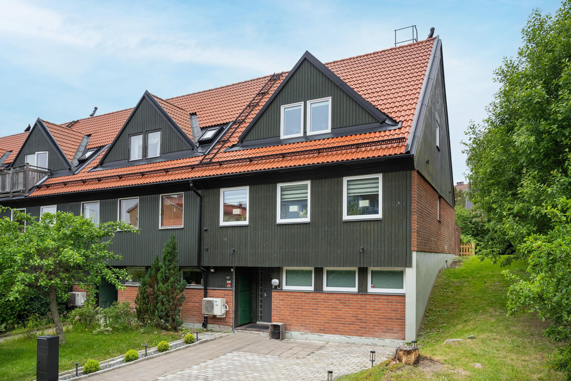 Centralt gavelradhus i tre plan,  uteplats med kvällssol.