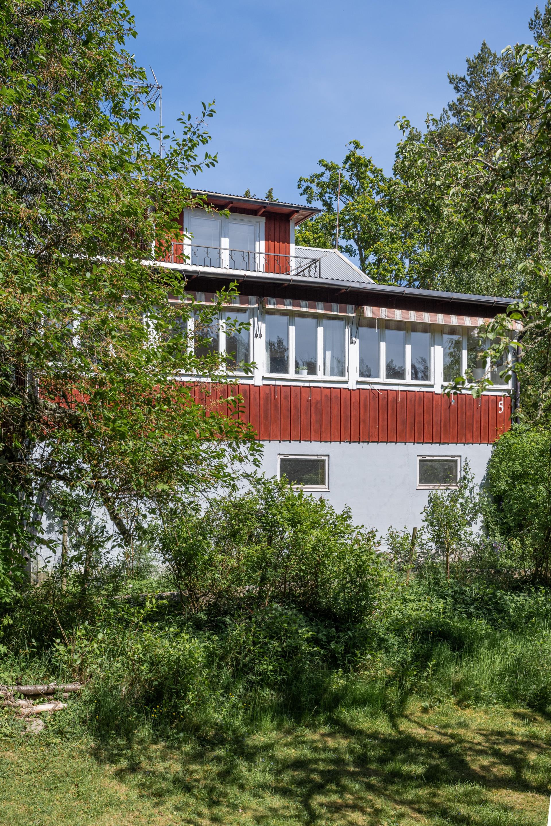 Trivsamt hus med stor tomt ! Öppenspis, stor glasveranda, garage i huset. Nära del i båt/badplats.