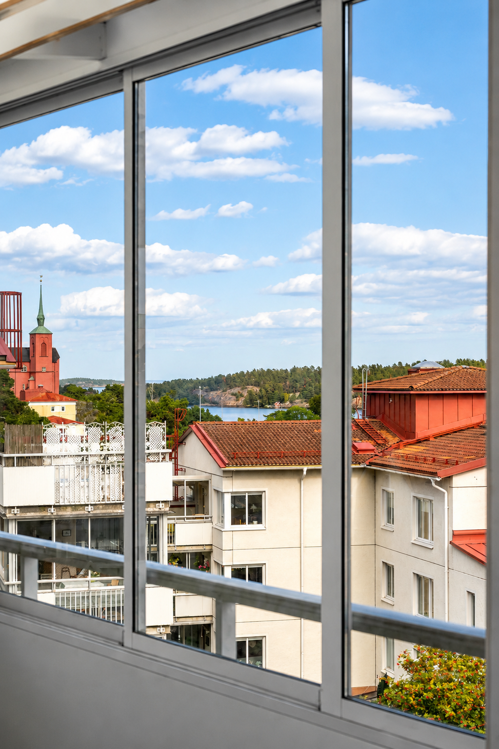 Ljus 2:a, högst upp i huset med stor balkong!