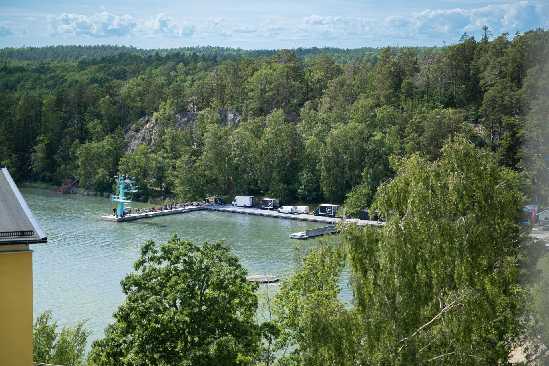Stilrent och smakfullt renoverad med fin utsikt mot havet och kvällssol !