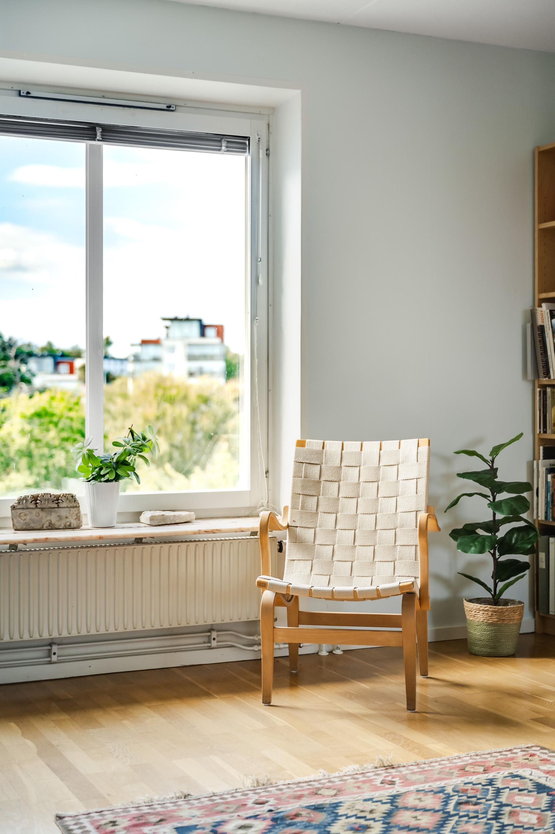 Ljus 2:a, högst upp i huset med stor balkong!