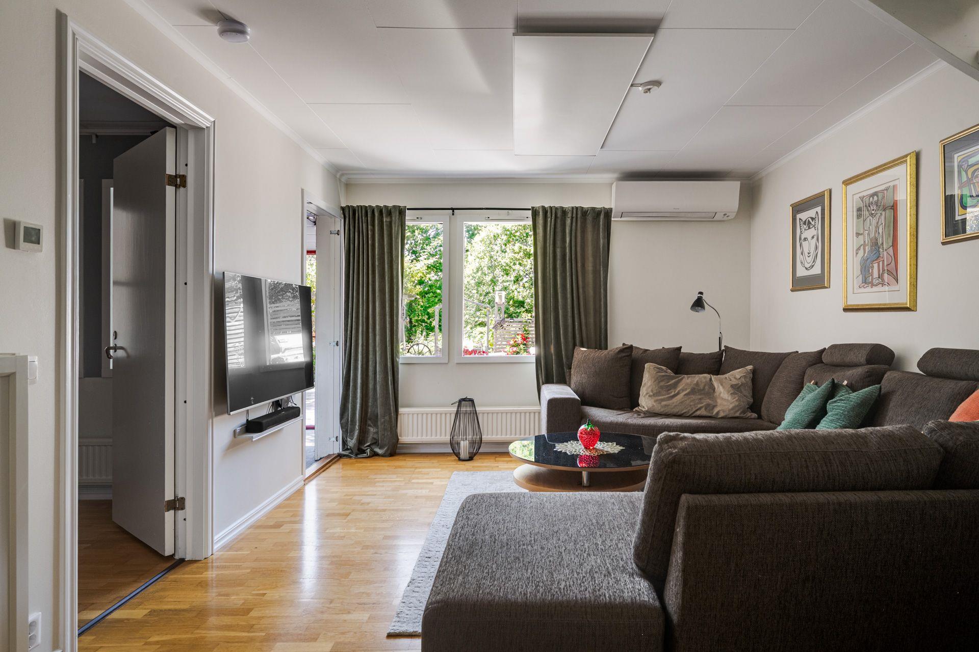 Välkommen till ett trivsamt radhus med en underbar trädgård, så fin oas på baksidan!