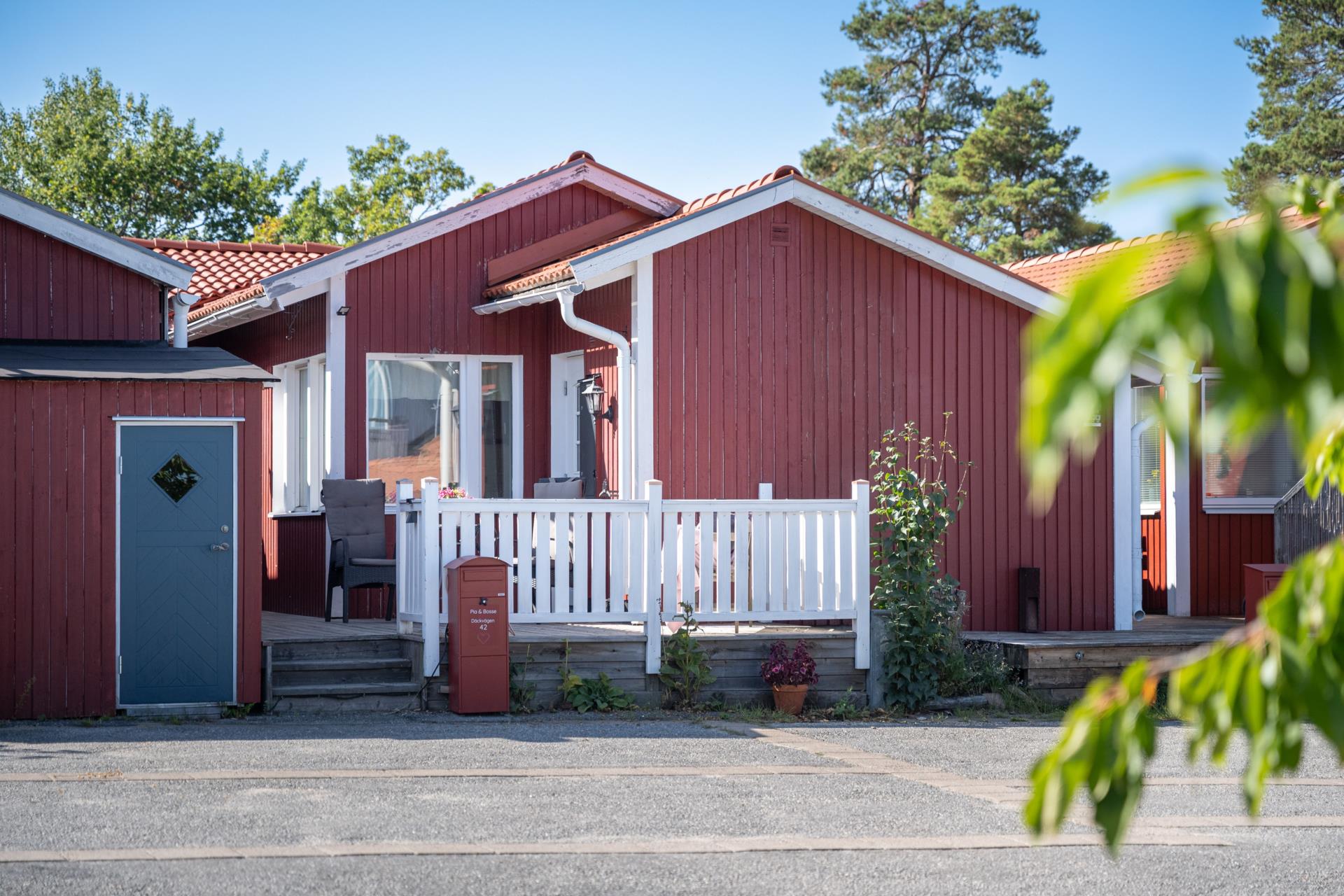 Välkommen till ett trivsamt radhus med en underbar trädgård, så fin oas på baksidan!