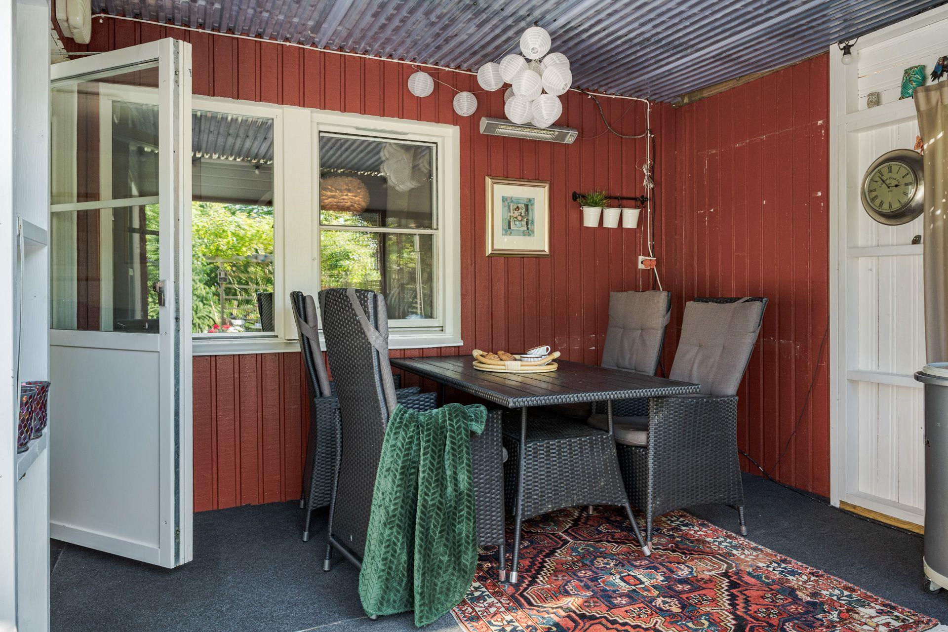 Välkommen till ett trivsamt radhus med en underbar trädgård, så fin oas på baksidan!