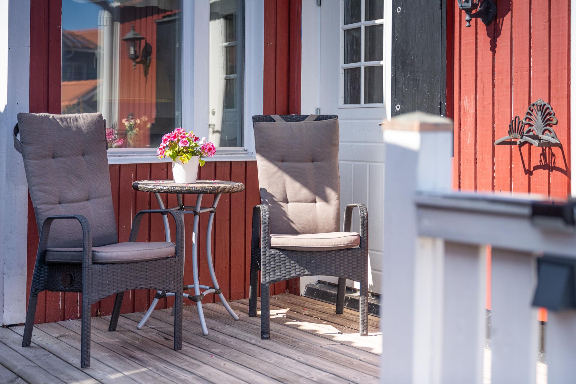 Välkommen till ett trivsamt radhus med en underbar trädgård, så fin oas på baksidan!