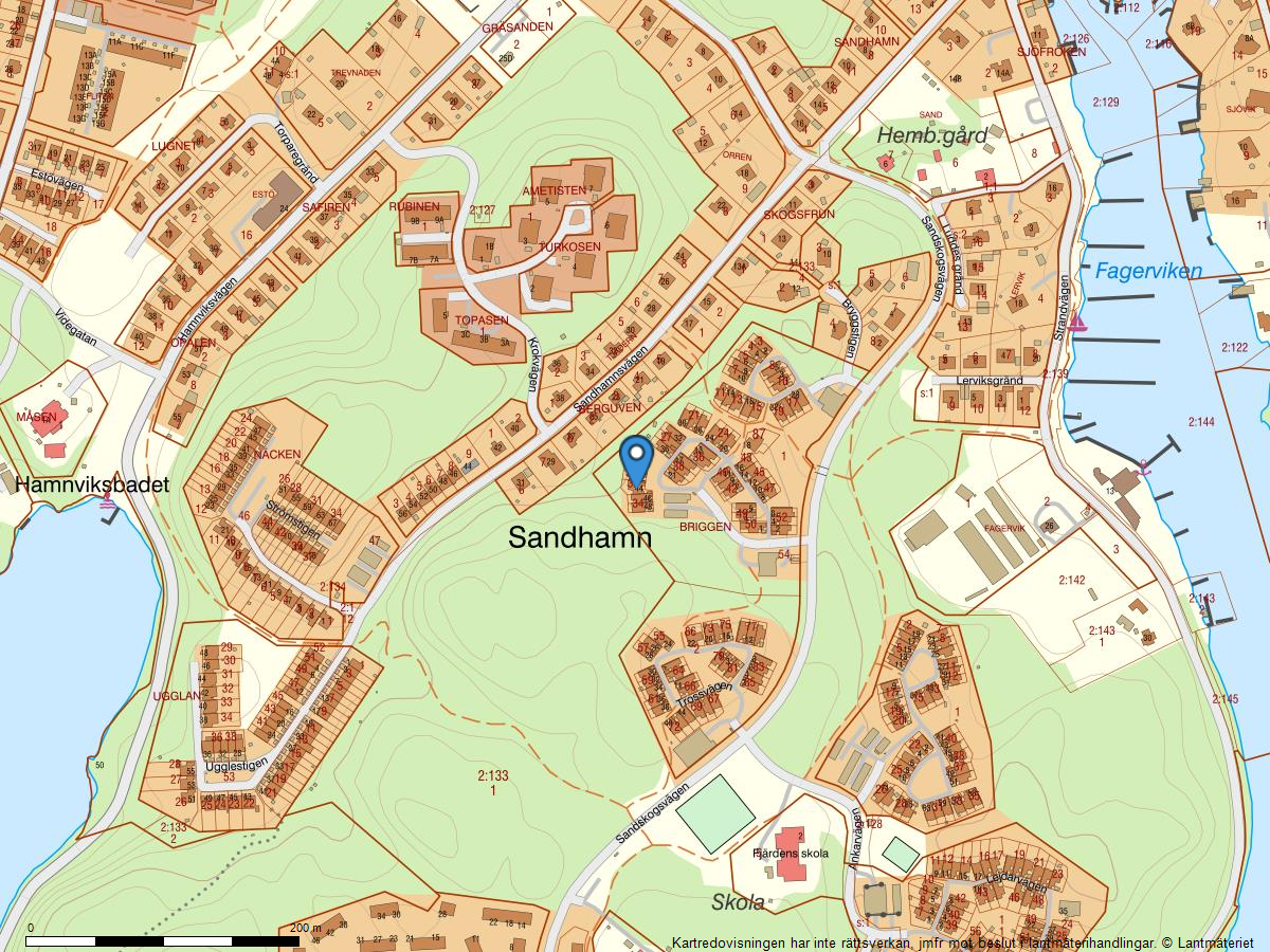 Välkommen till ett trivsamt radhus med en underbar trädgård, så fin oas på baksidan!