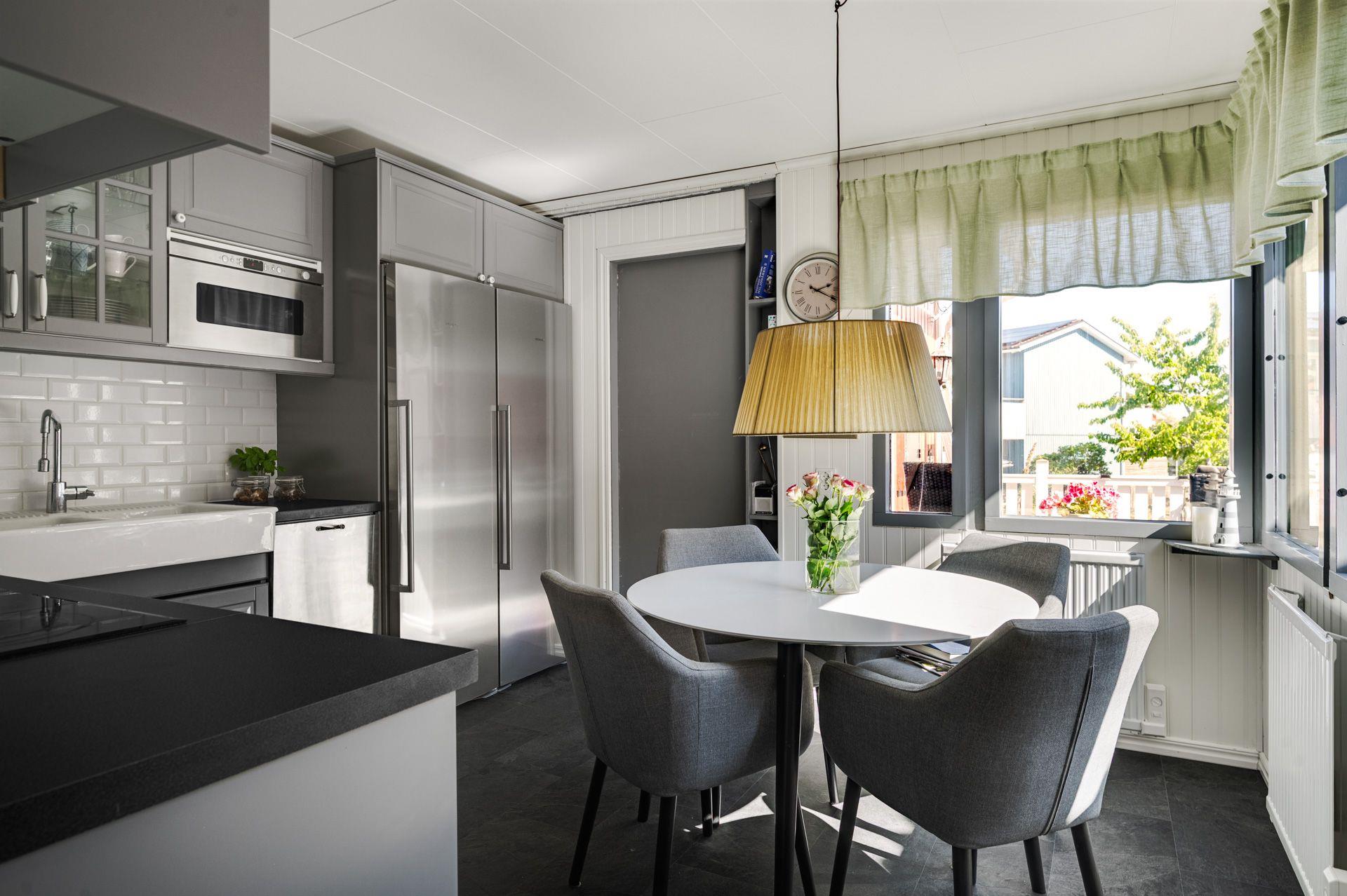 Välkommen till ett trivsamt radhus med en underbar trädgård, så fin oas på baksidan!