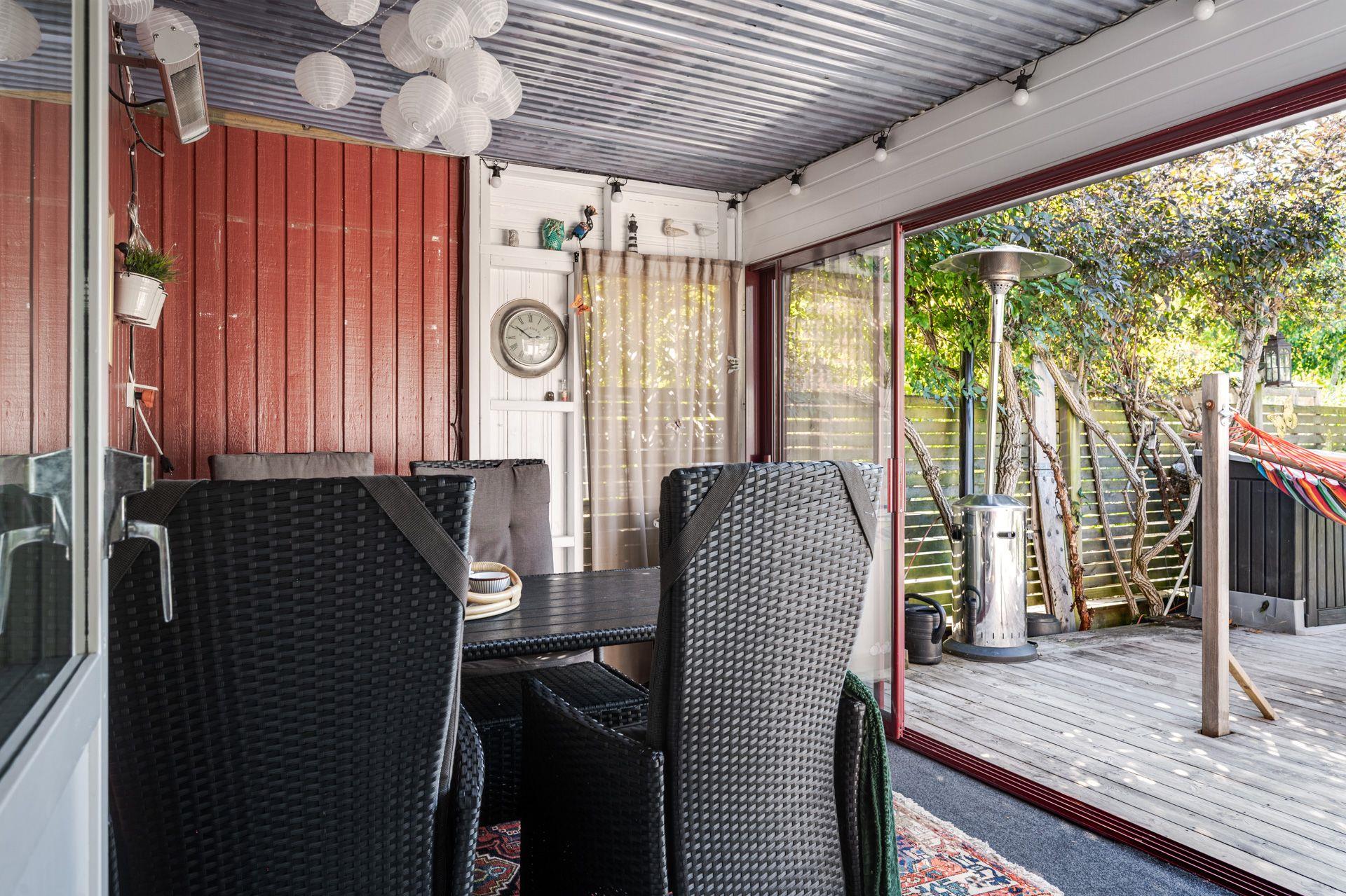 Välkommen till ett trivsamt radhus med en underbar trädgård, så fin oas på baksidan!