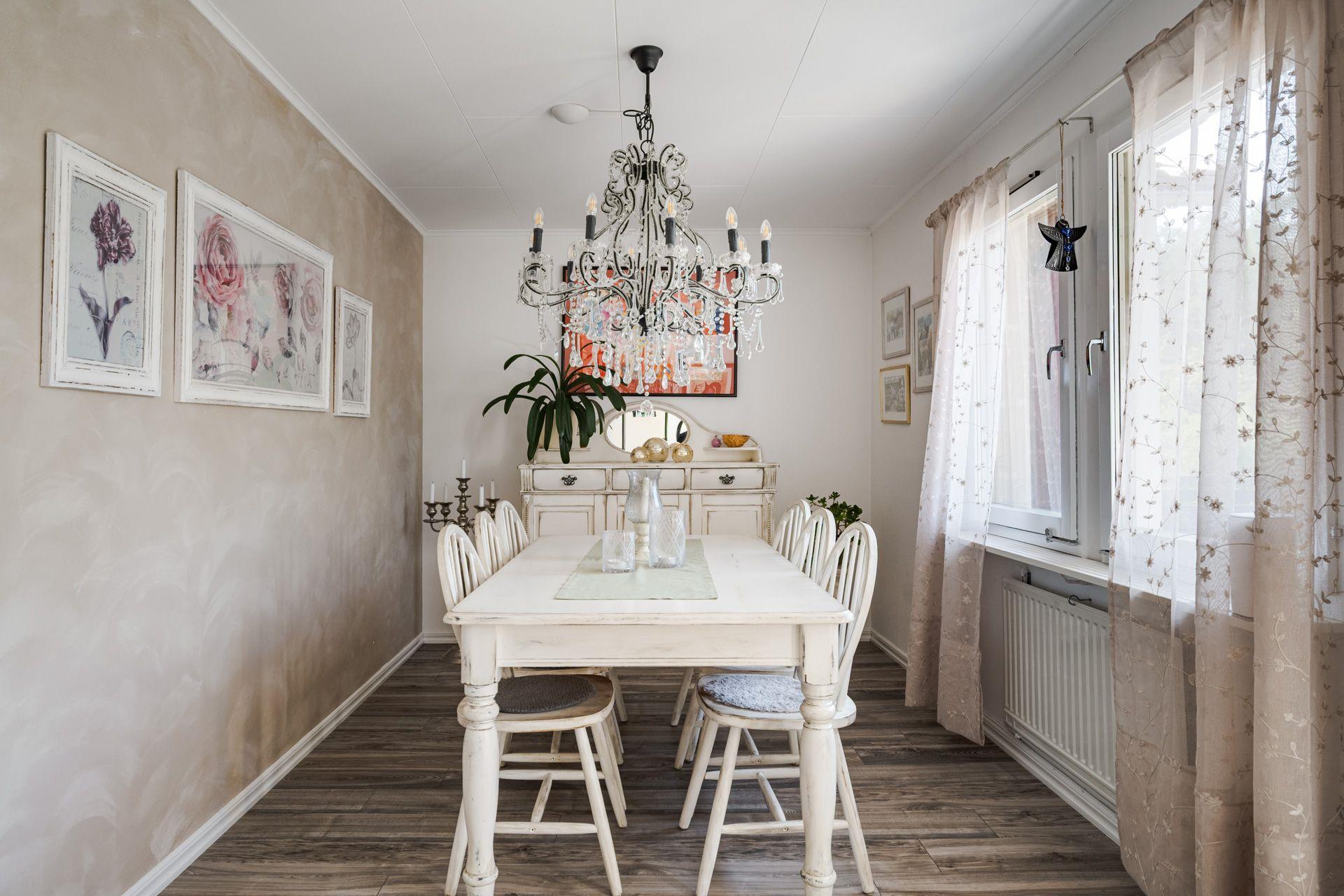 Välkommen till ett trivsamt radhus med en underbar trädgård, så fin oas på baksidan!
