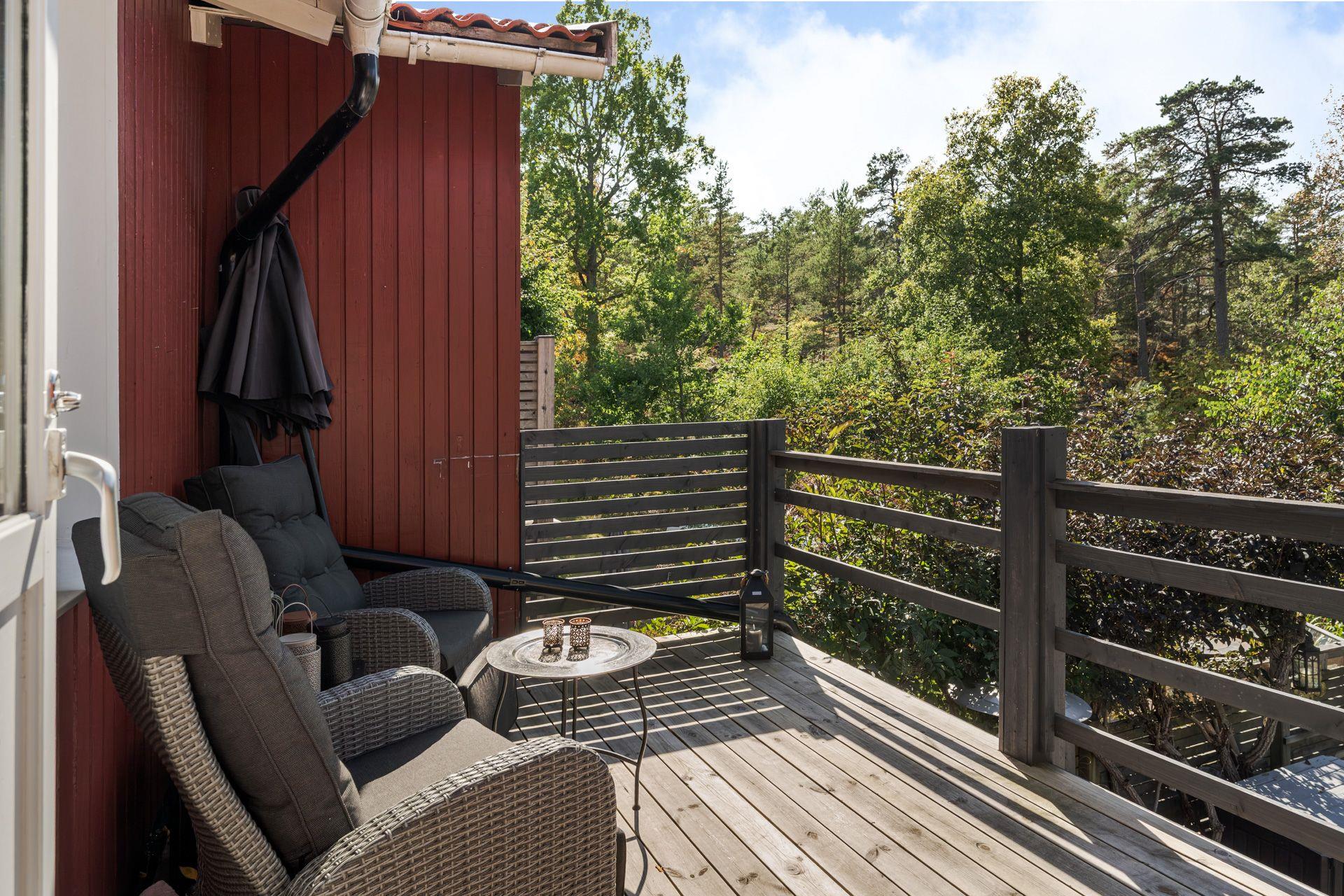 Välkommen till ett trivsamt radhus med en underbar trädgård, så fin oas på baksidan!