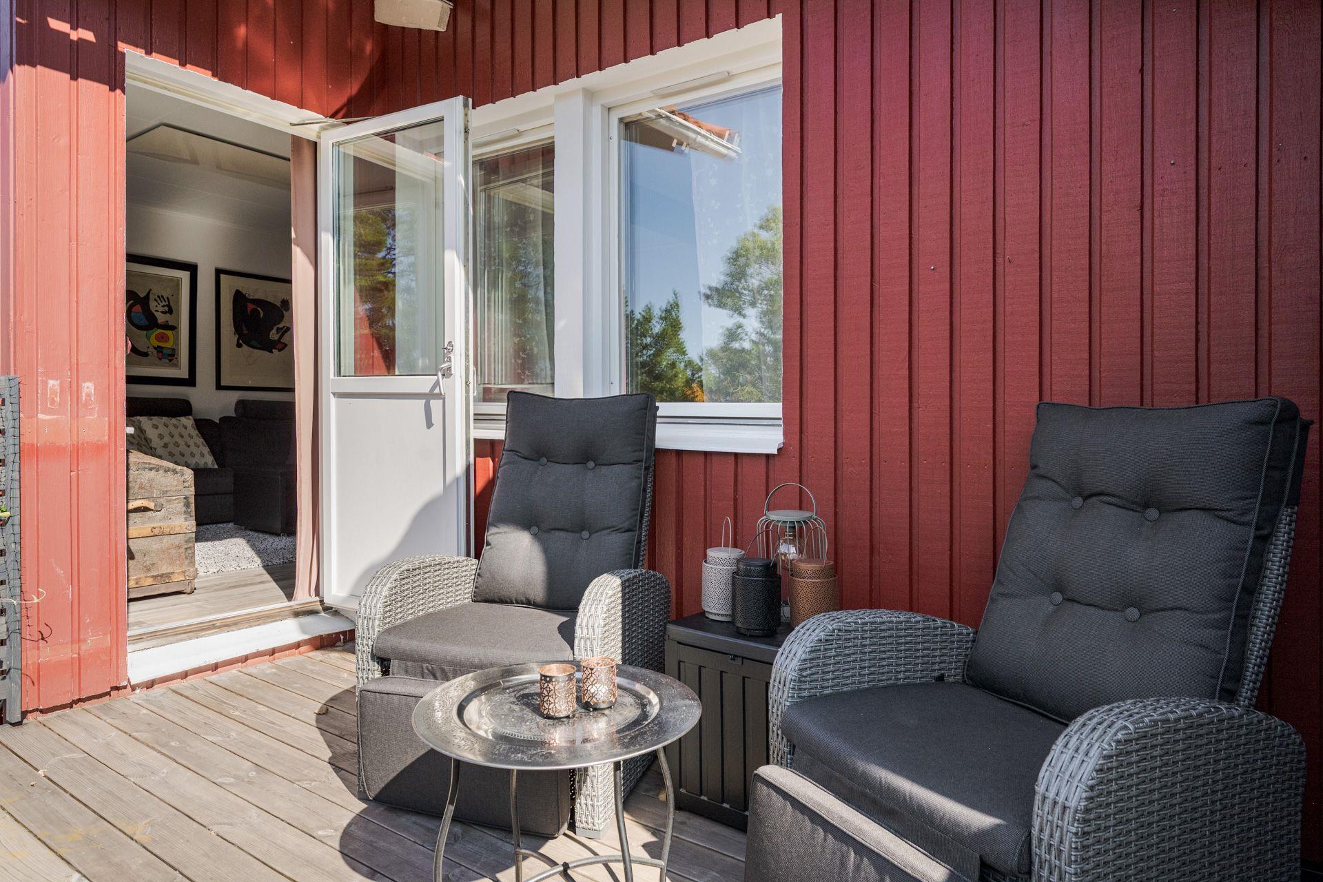 Välkommen till ett trivsamt radhus med en underbar trädgård, så fin oas på baksidan!
