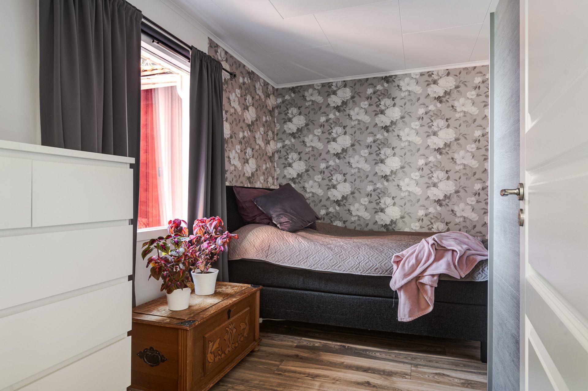 Välkommen till ett trivsamt radhus med en underbar trädgård, så fin oas på baksidan!