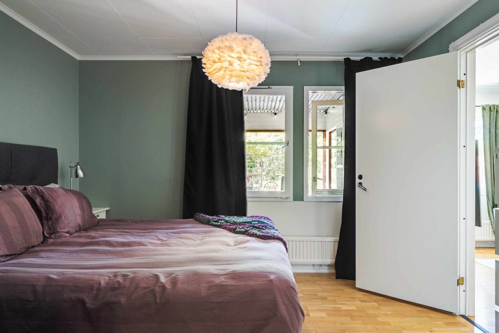 Välkommen till ett trivsamt radhus med en underbar trädgård, så fin oas på baksidan!
