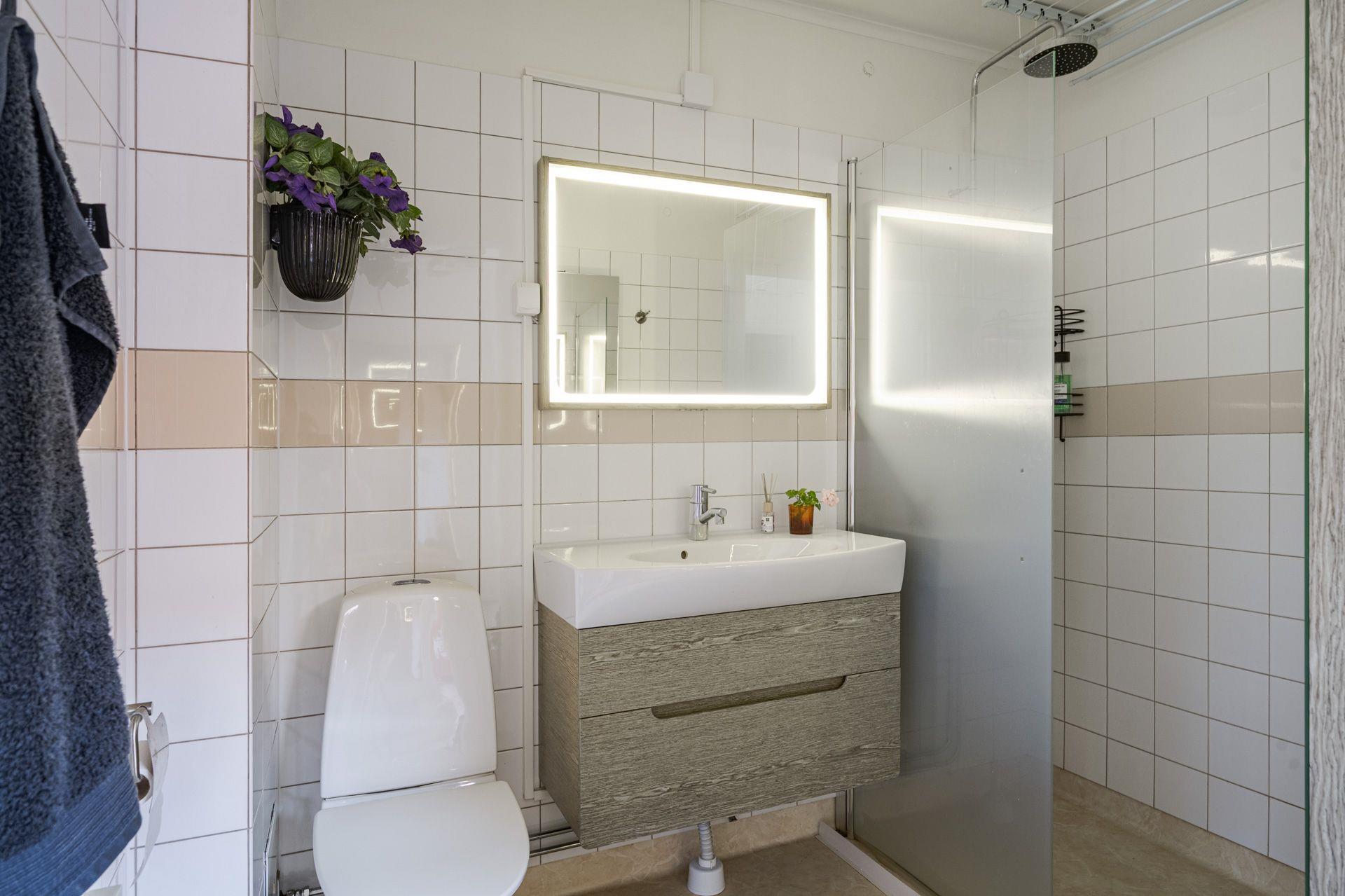 Välkommen till ett trivsamt radhus med en underbar trädgård, så fin oas på baksidan!