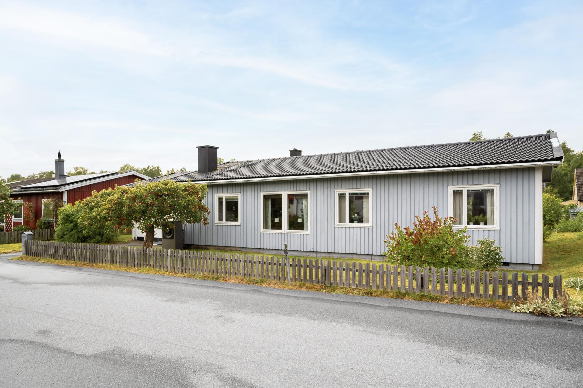 1-plansvilla med garage. Fin planlösning, 2 toaletter. Tak 2020 Panna 2026. Bekvämt nära centrum. .