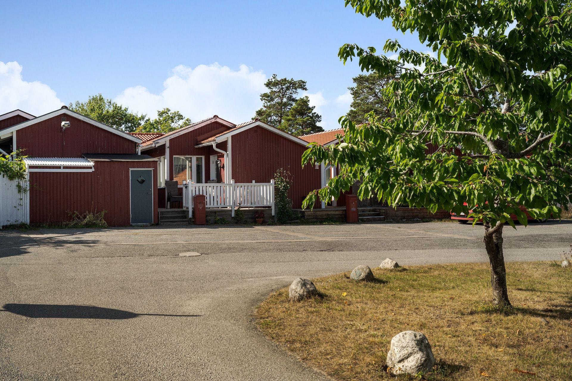 Välkommen till ett trivsamt radhus med en underbar trädgård, så fin oas på baksidan!